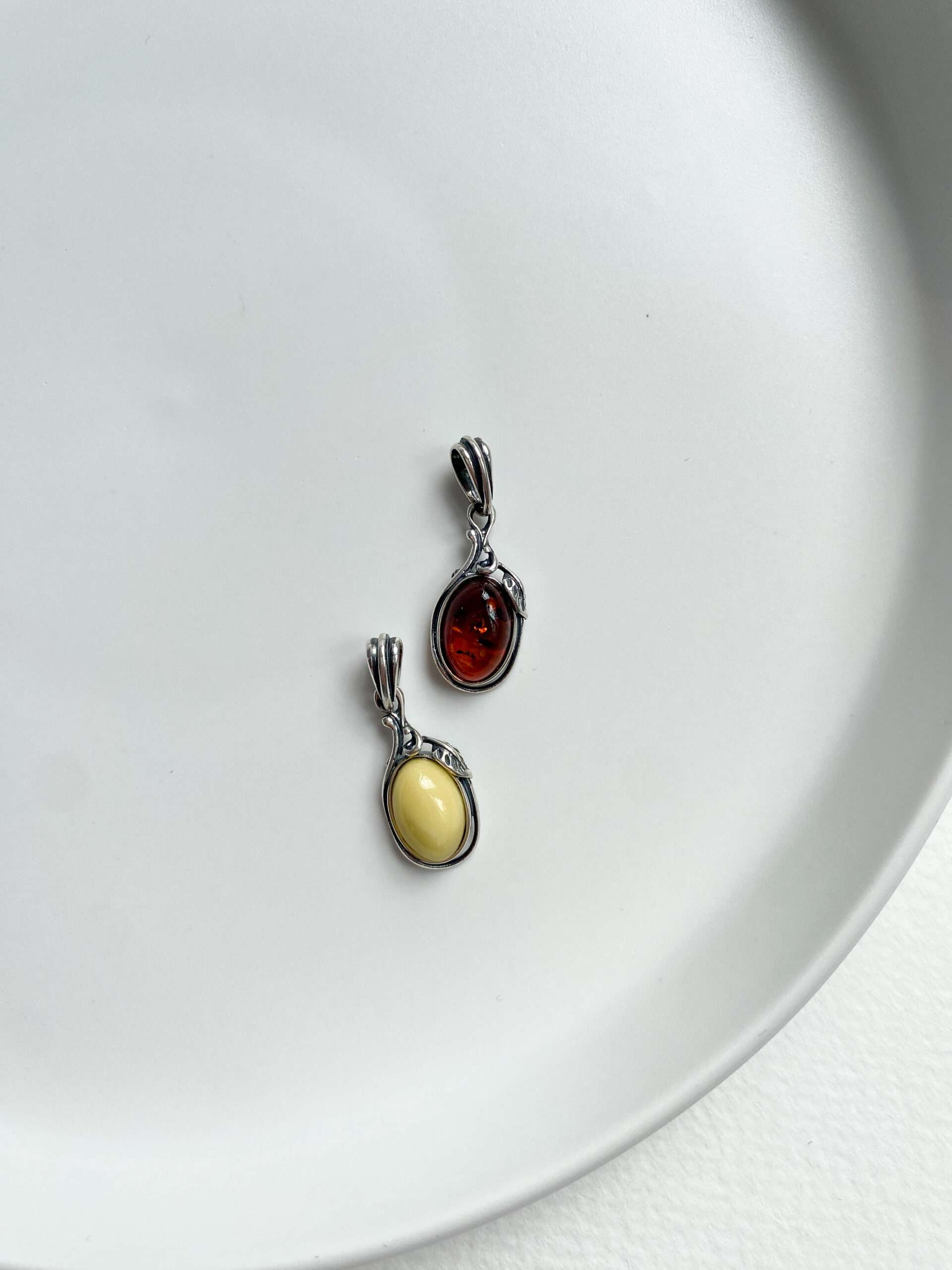 wisiorek srebrny z bursztynem