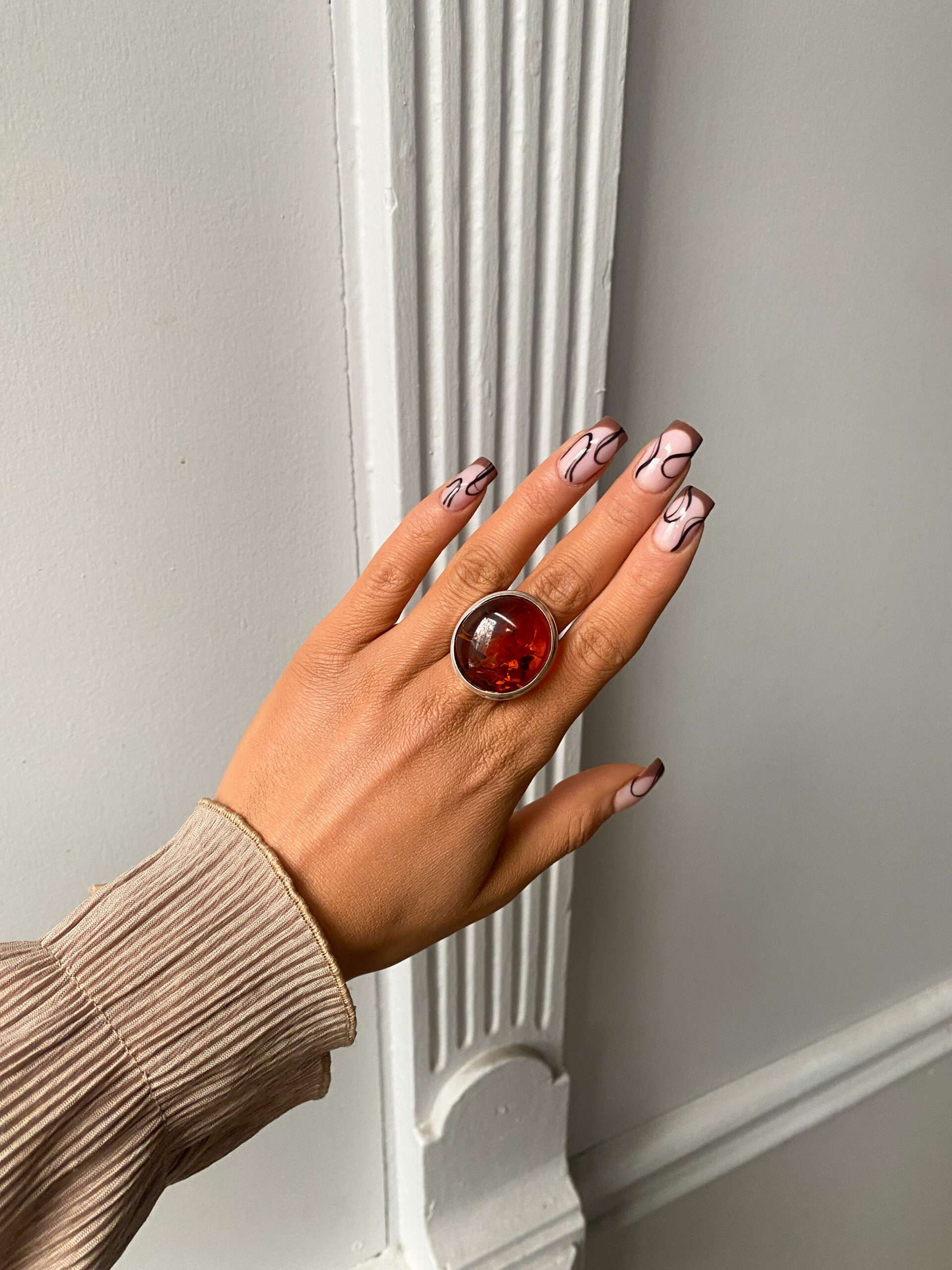 pierścionek srebrny z bursztynem koniakowym