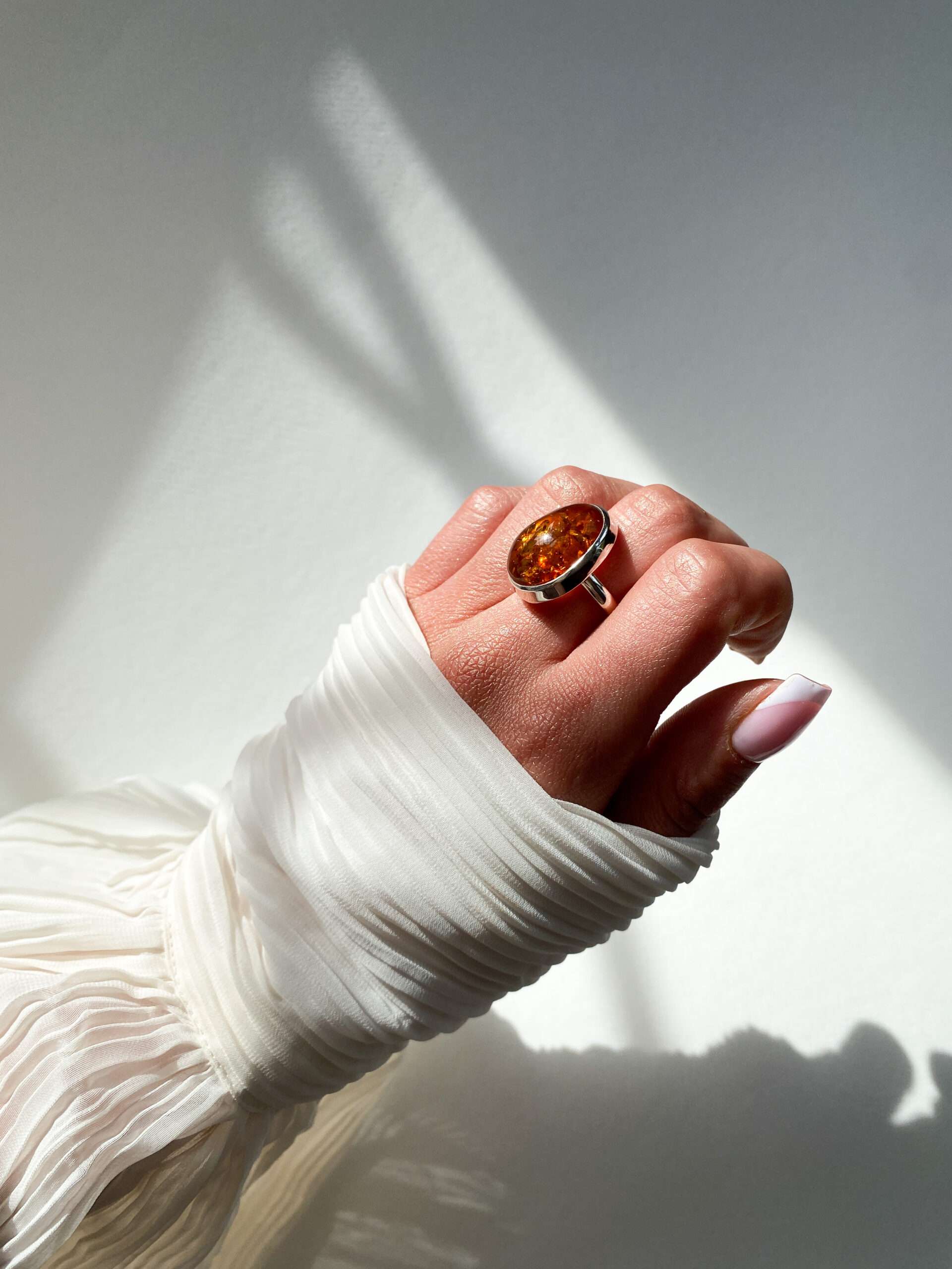 pierścionek srebrny z bursztynem koniakowym