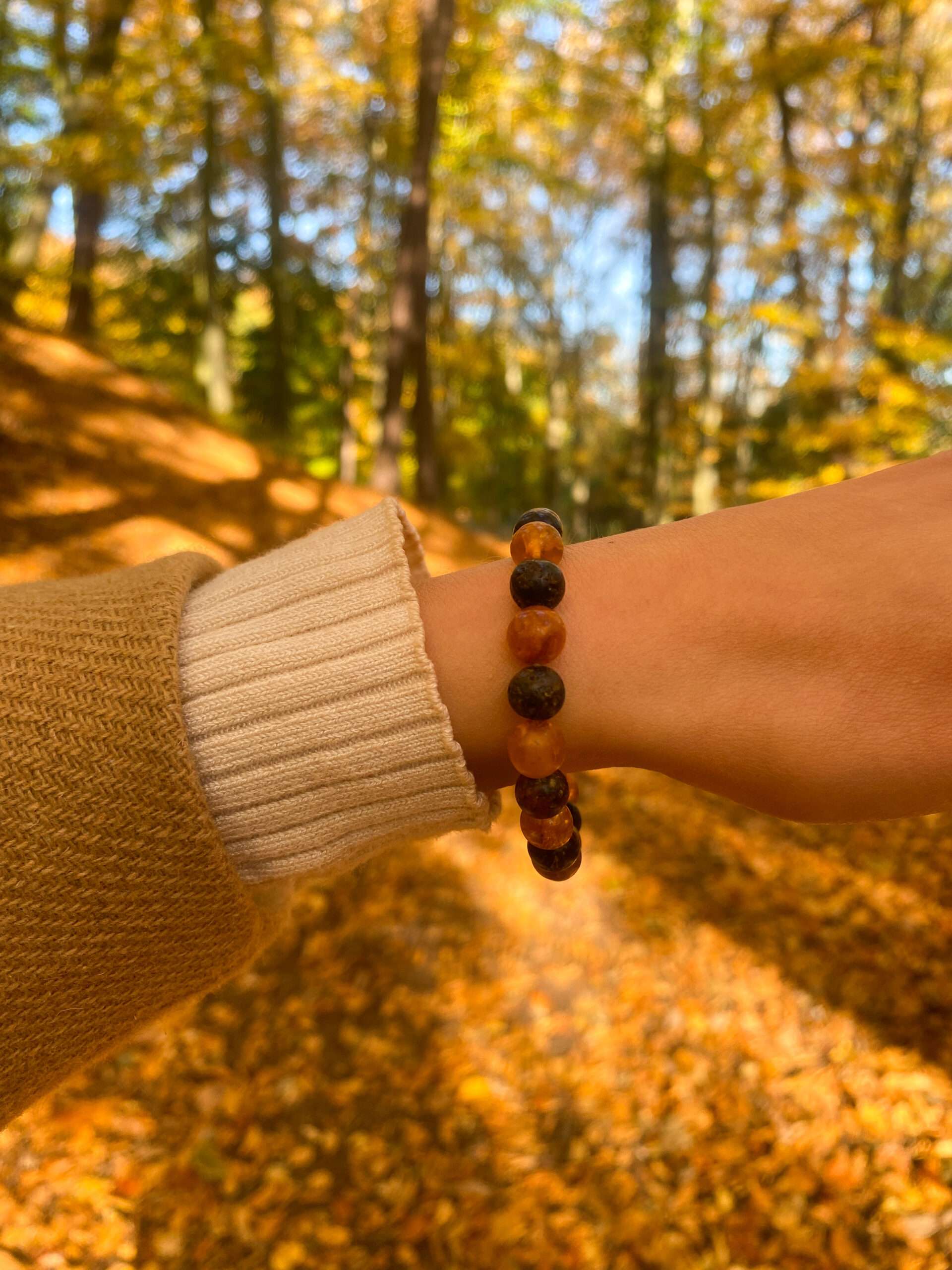 pierścionek srebrny z bursztynem koniakowym