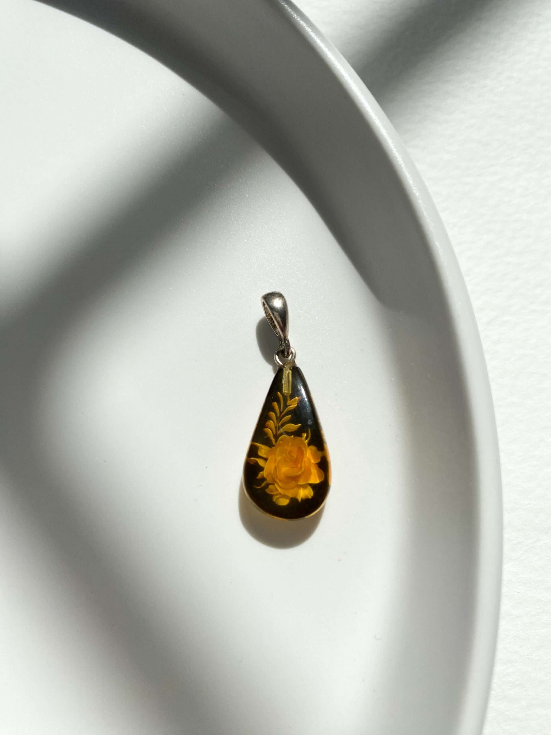 wisior srebrny z bursztynem naturalnym