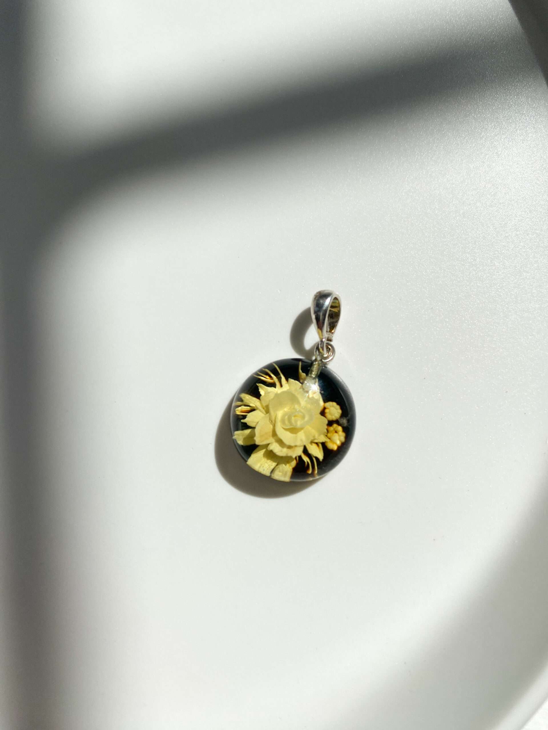 wisiorek z bursztynem grawerowanym wiśniowym