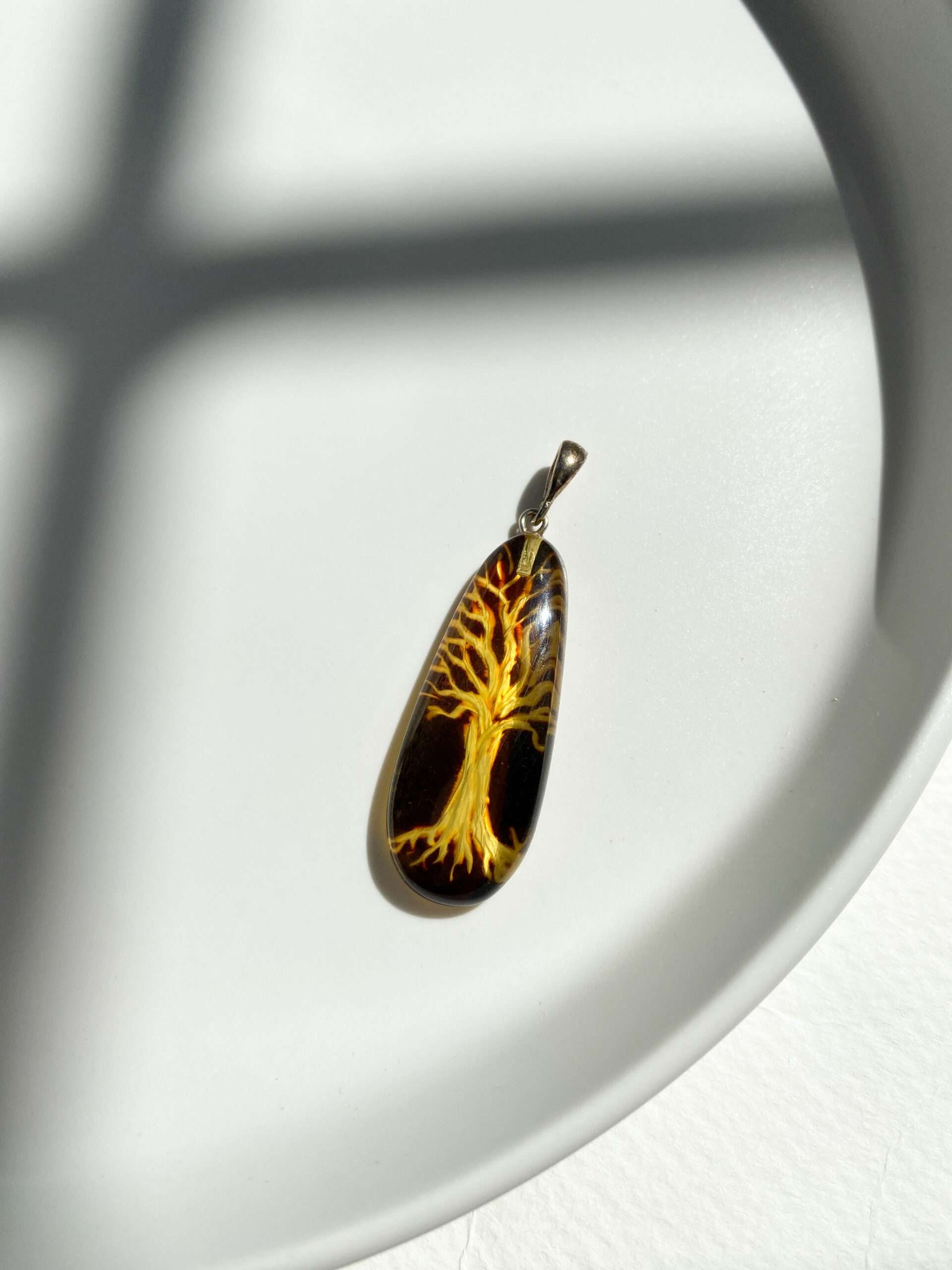 wisiorek z bursztynem grawerowanym