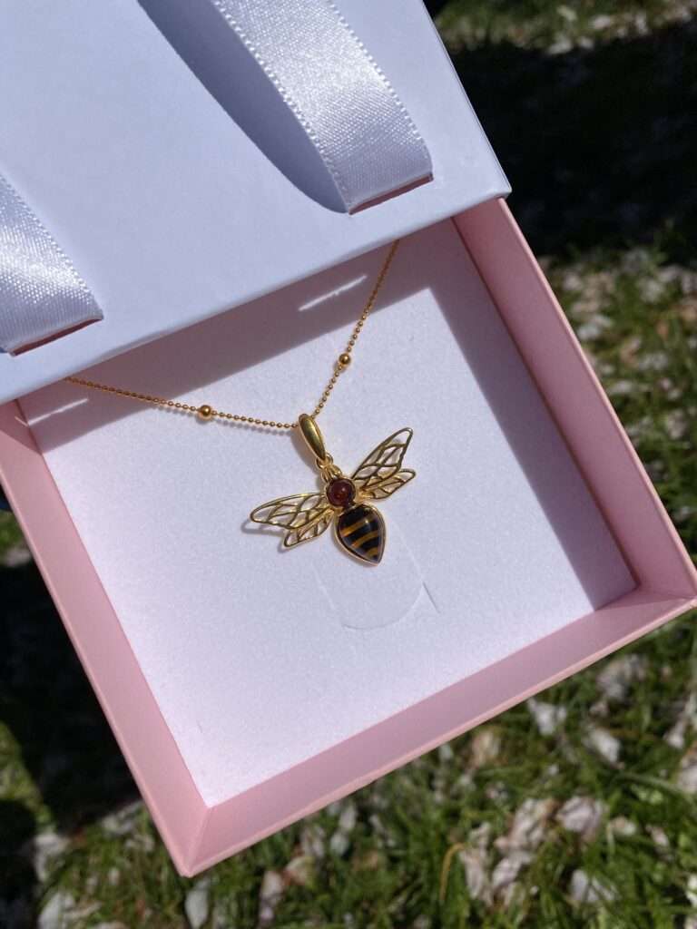 Bransoletka na sznurku z bursztynem