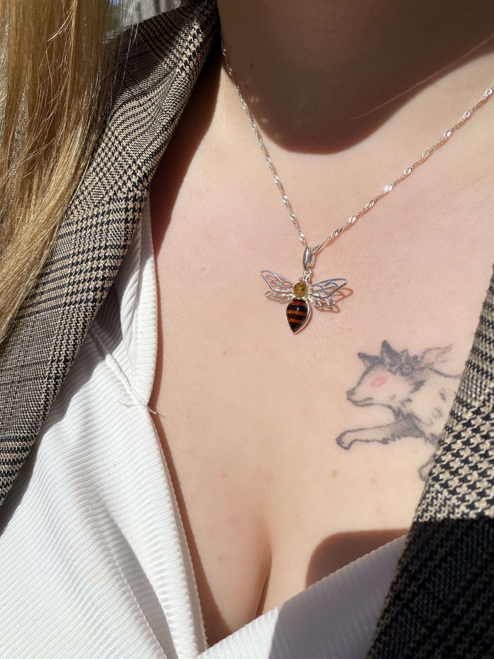 wisiorek srebrny pozłacany z bursztynem pszczoła