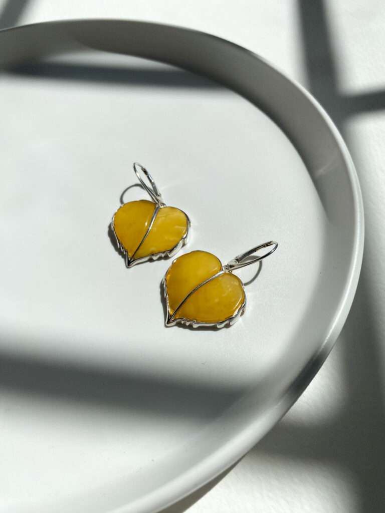 Bransoletka na sznurku z bursztynem