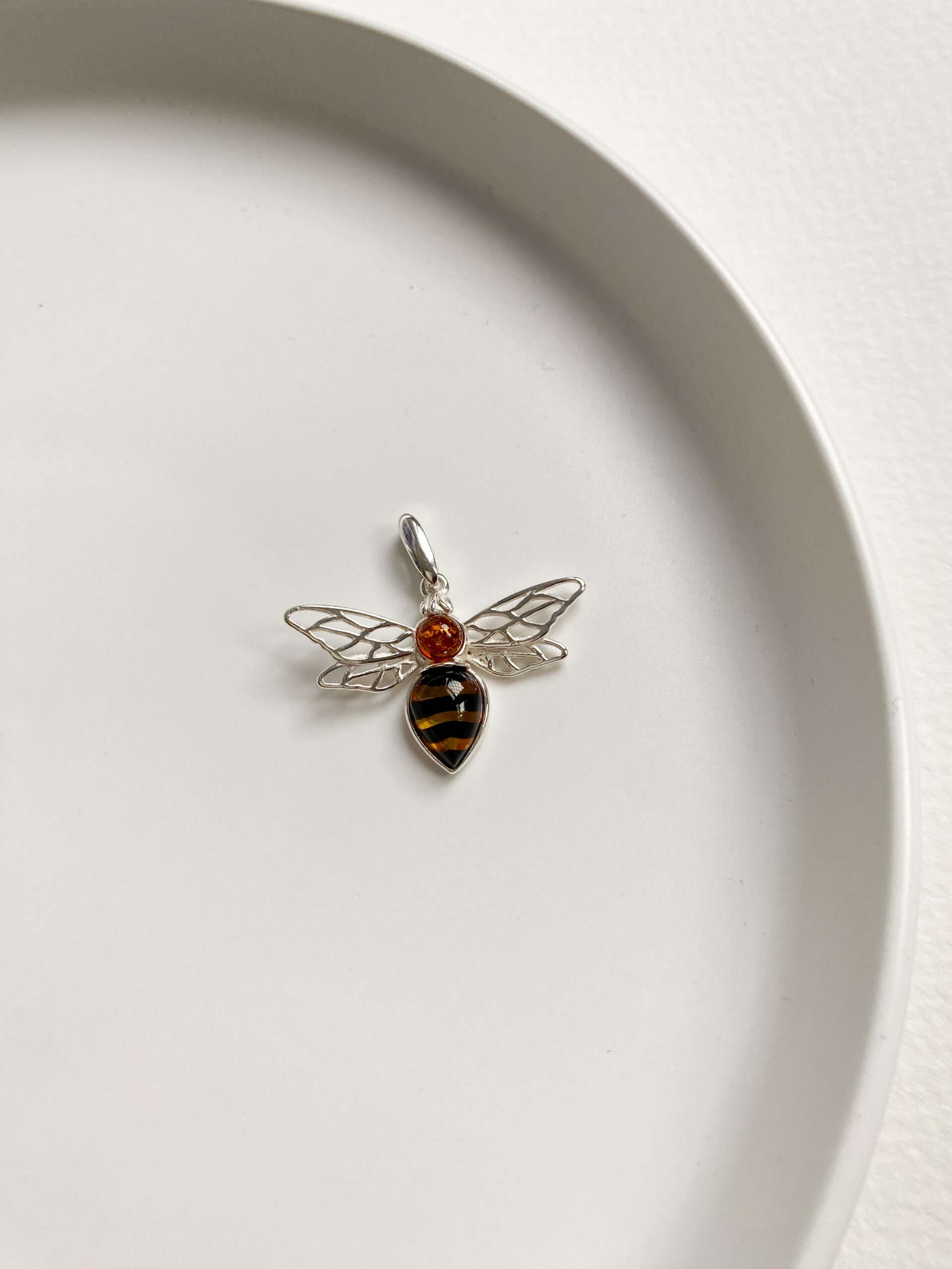 wisiorek srebrny z bursztynem pszczoła