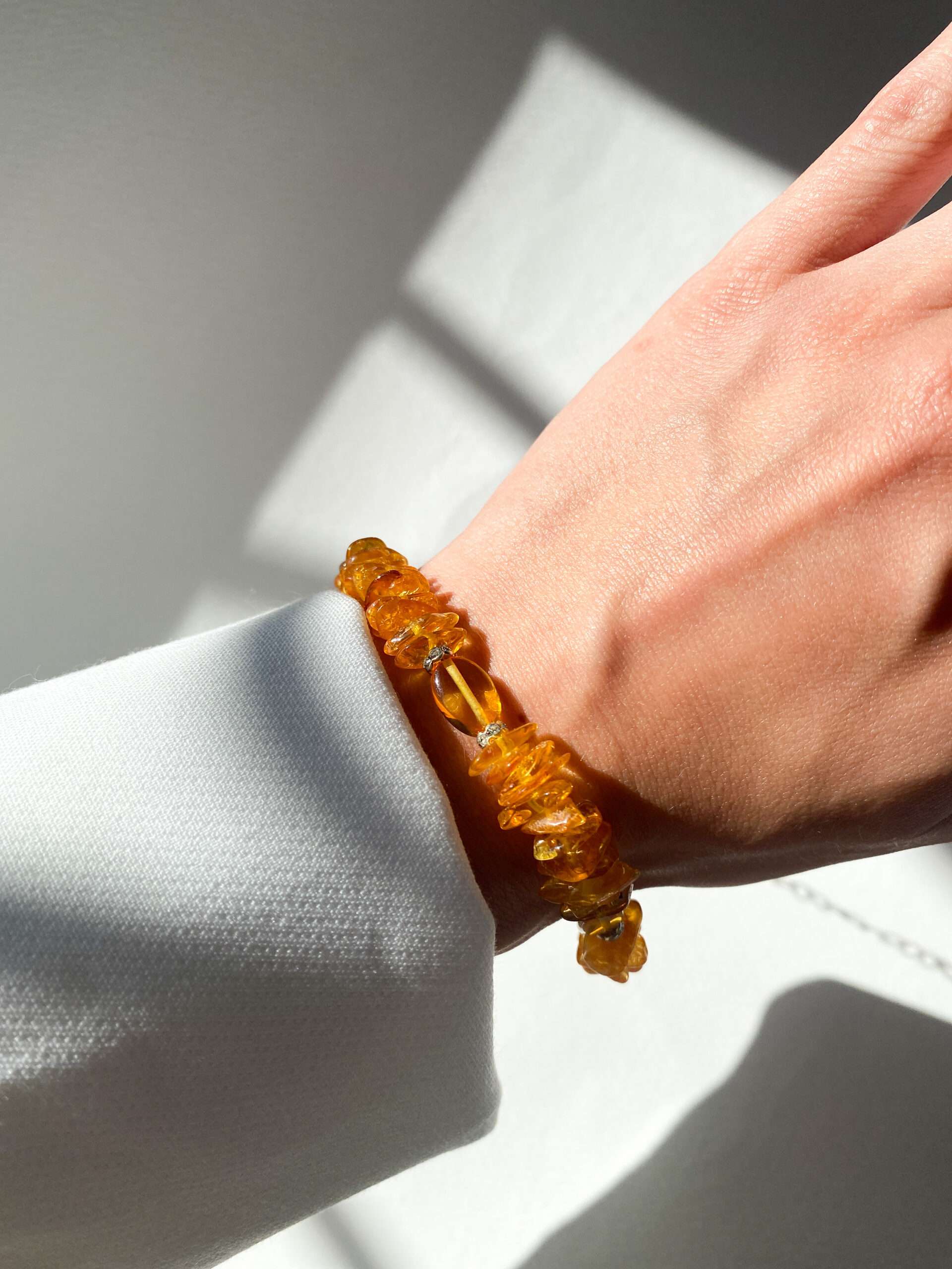 wisiorek srebrny z bursztynem pszczoła