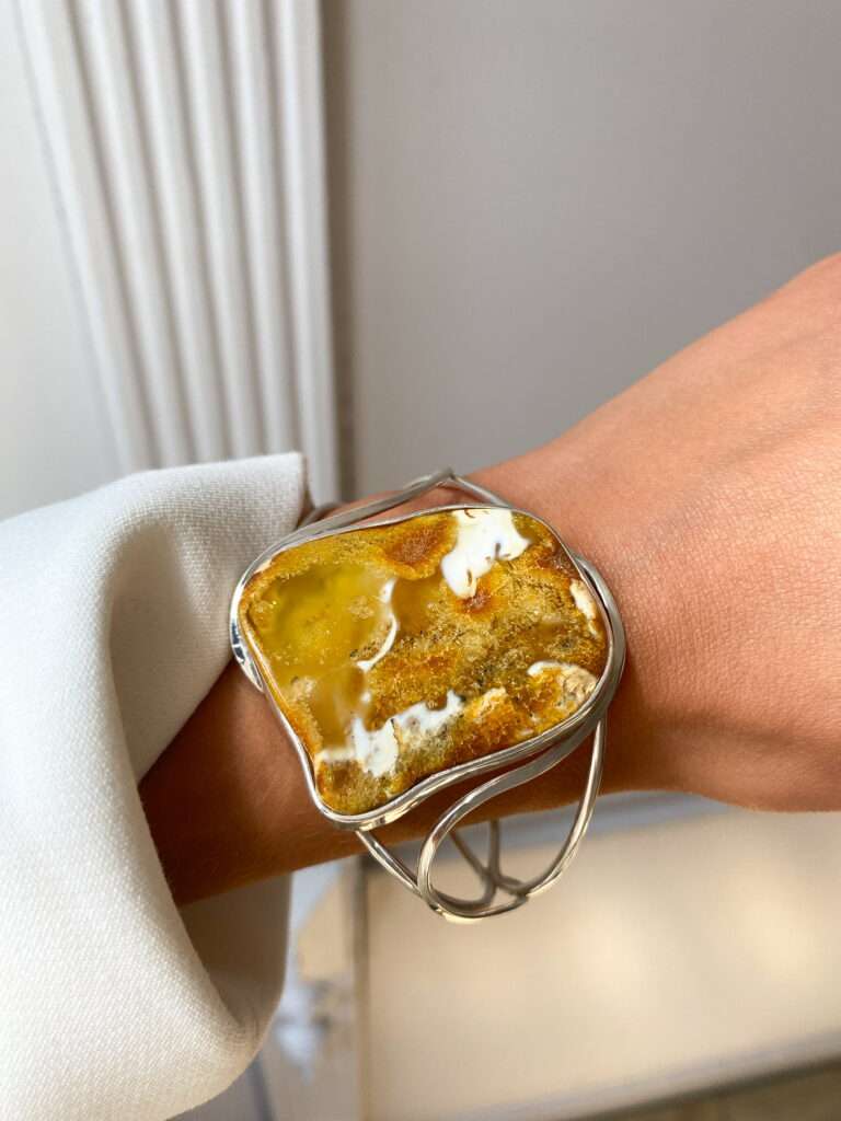 Bransoletka na sznurku z bursztynem