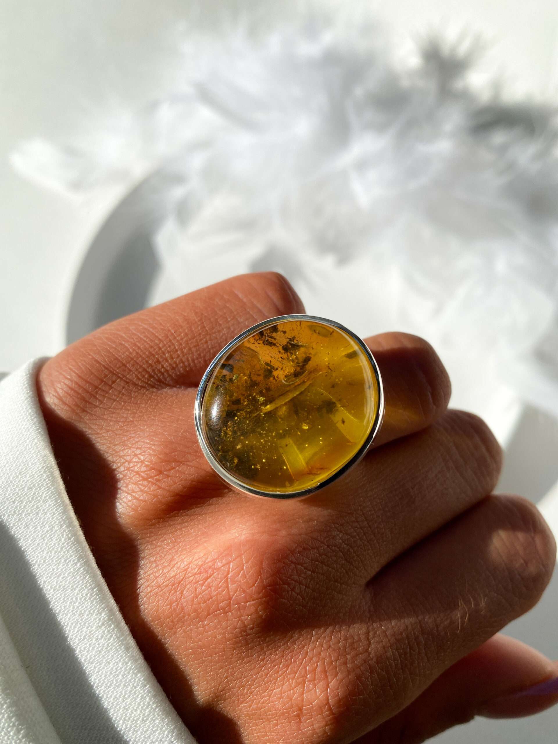 pierścionek srebrny z bursztynem biało-mlecznym