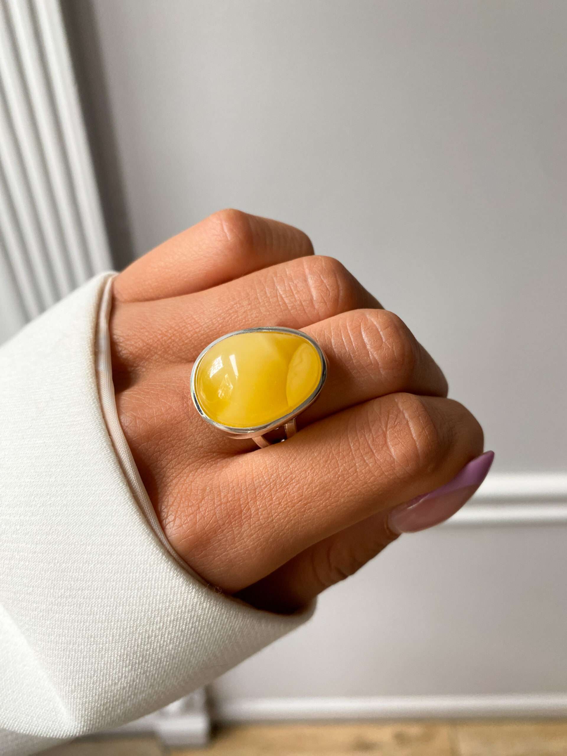 Pierścionek srebrny z bursztynem mlecznym