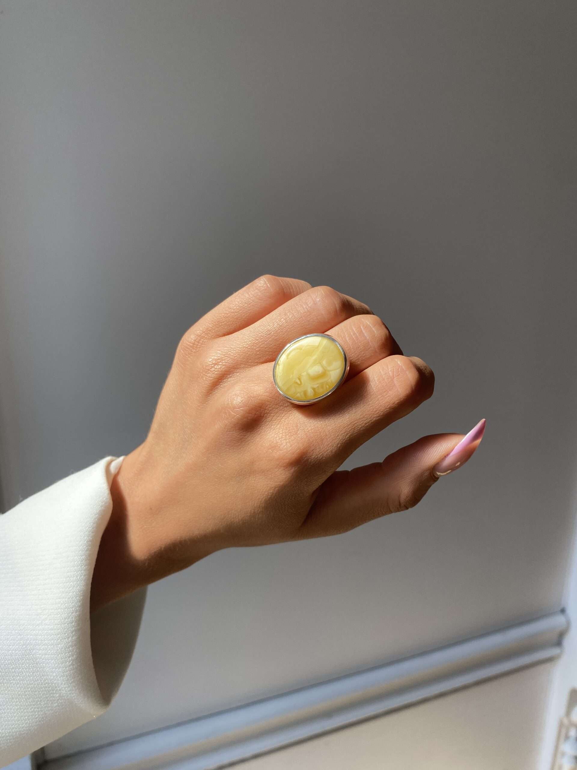 Pierścionek srebrny z bursztynem mlecznym