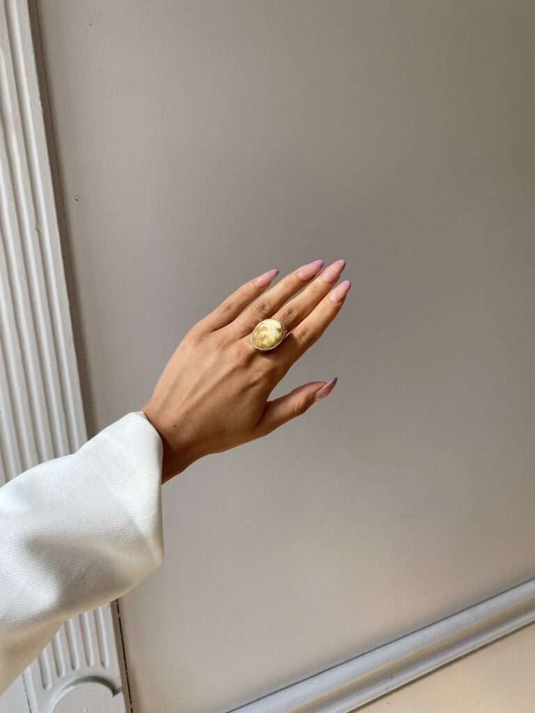 Bransoletka na sznurku z bursztynem