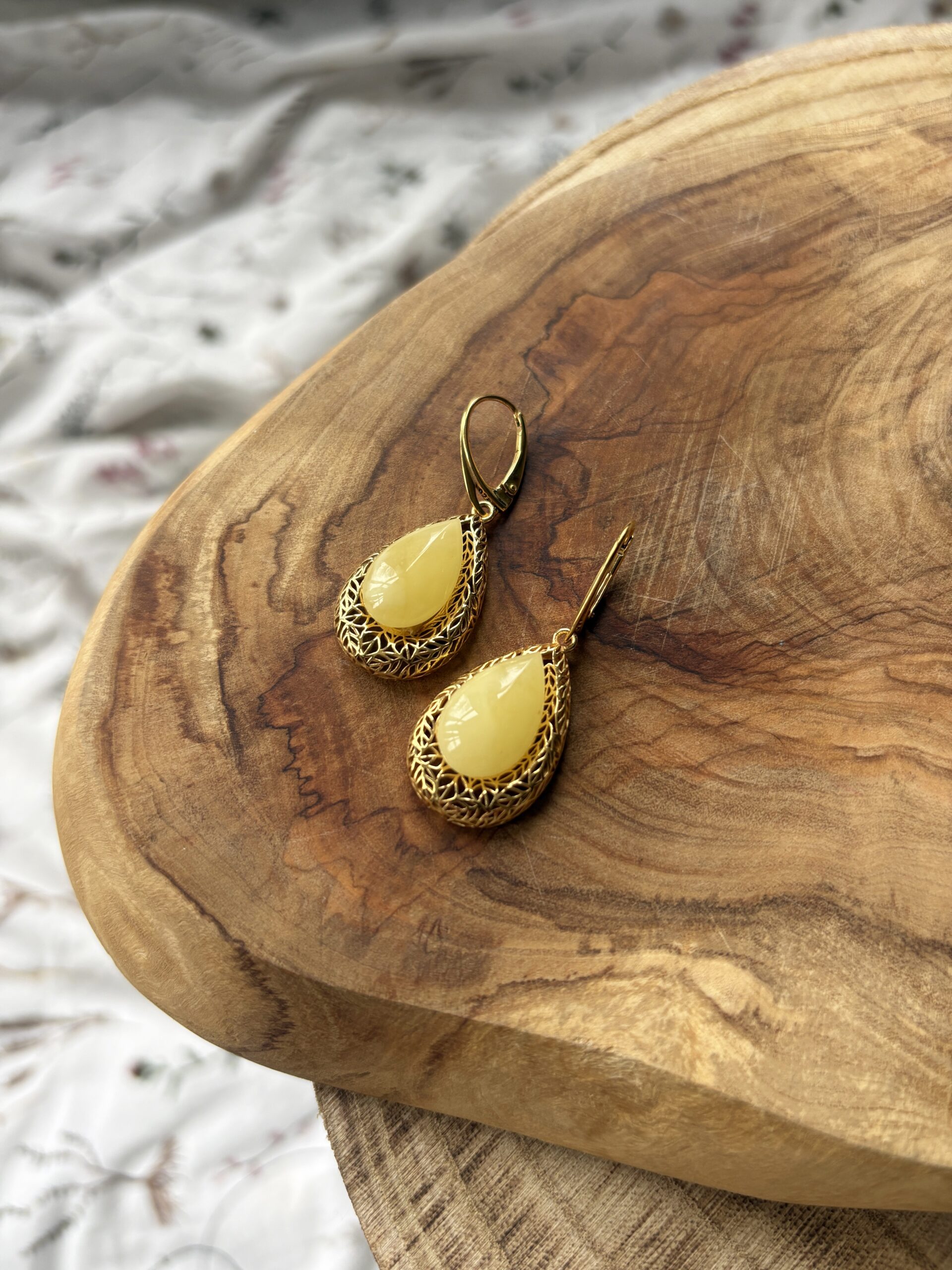 Pierścionek srebrny pozłacany Pióro z bursztynem