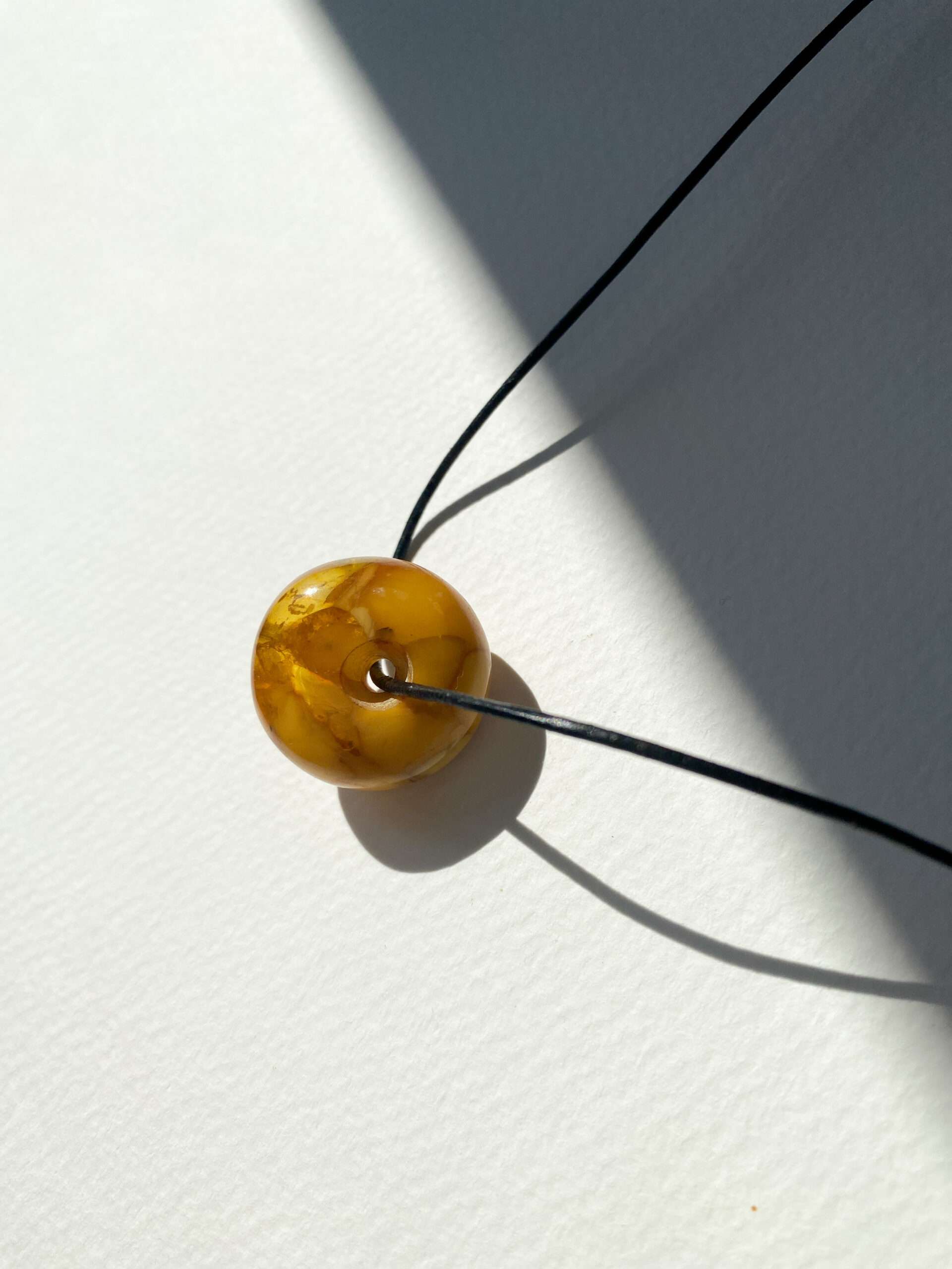 Naszyjnik na rzemieniu z bursztynem surowym lekko oszlifowanym Raw