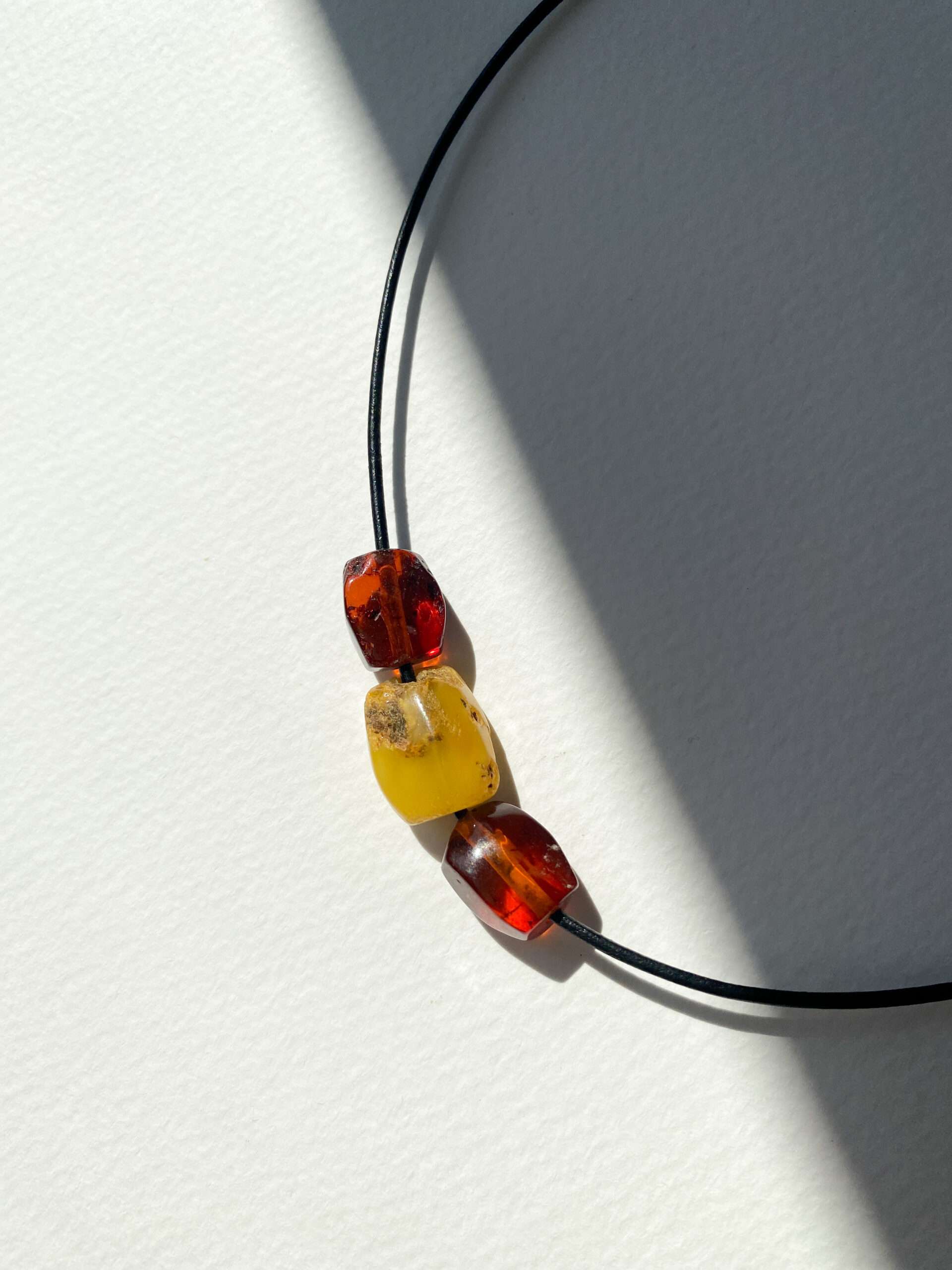 Wisiorek kulka z bursztynu koniakowego