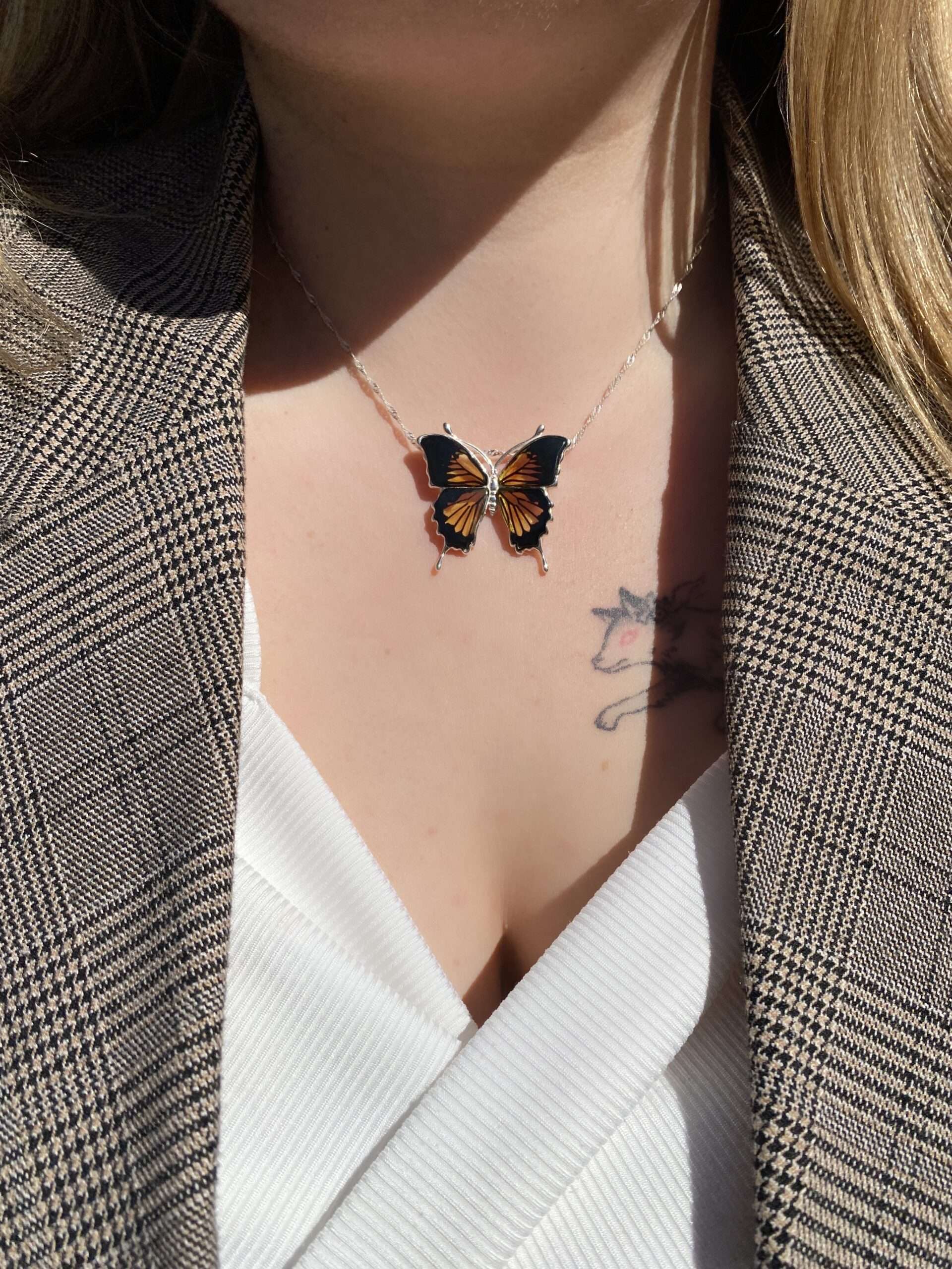 Wisiorek srebrny krzyż z bursztynem