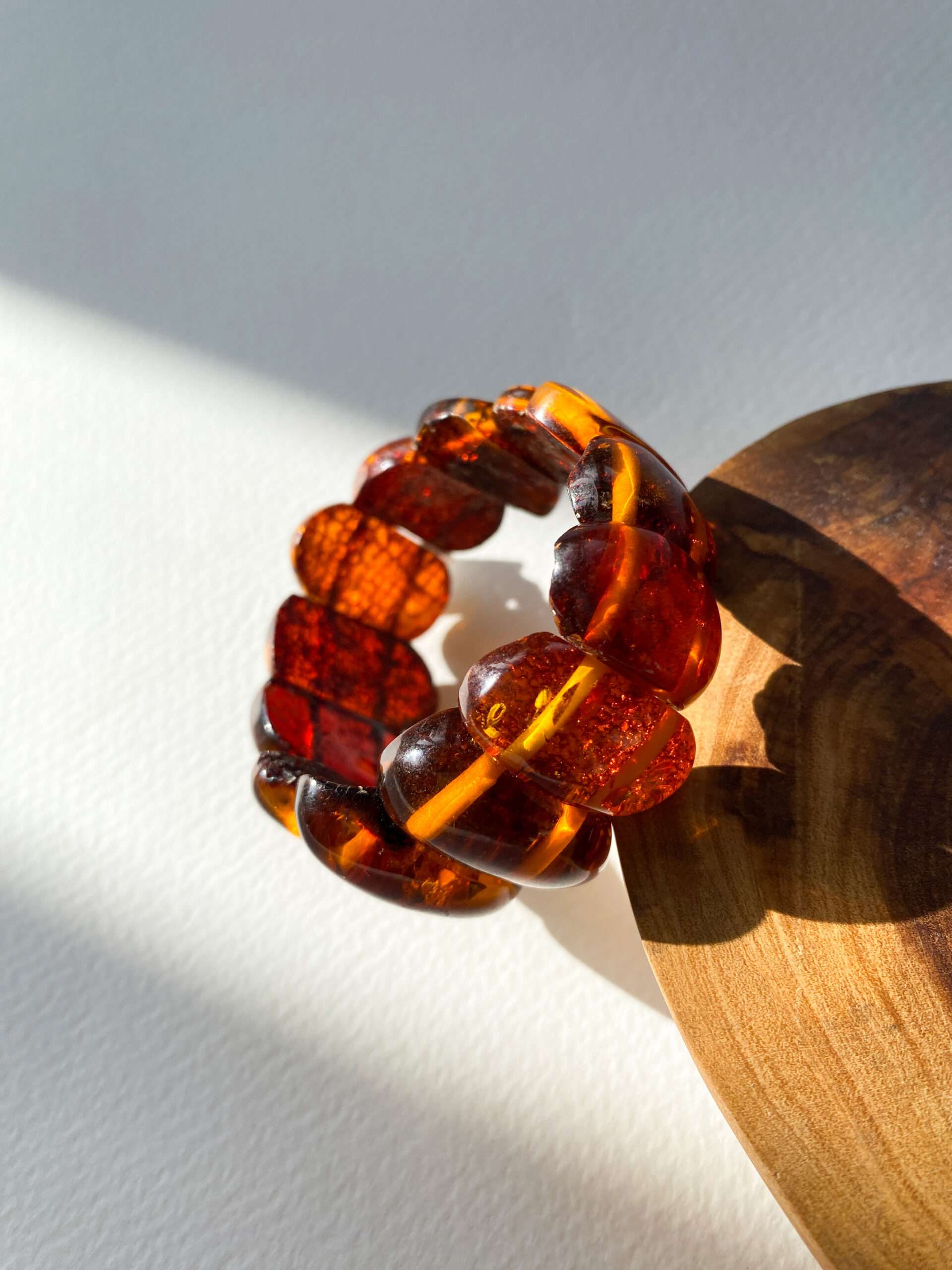 Wisiorek srebrny pozłacany piesek z bursztynem