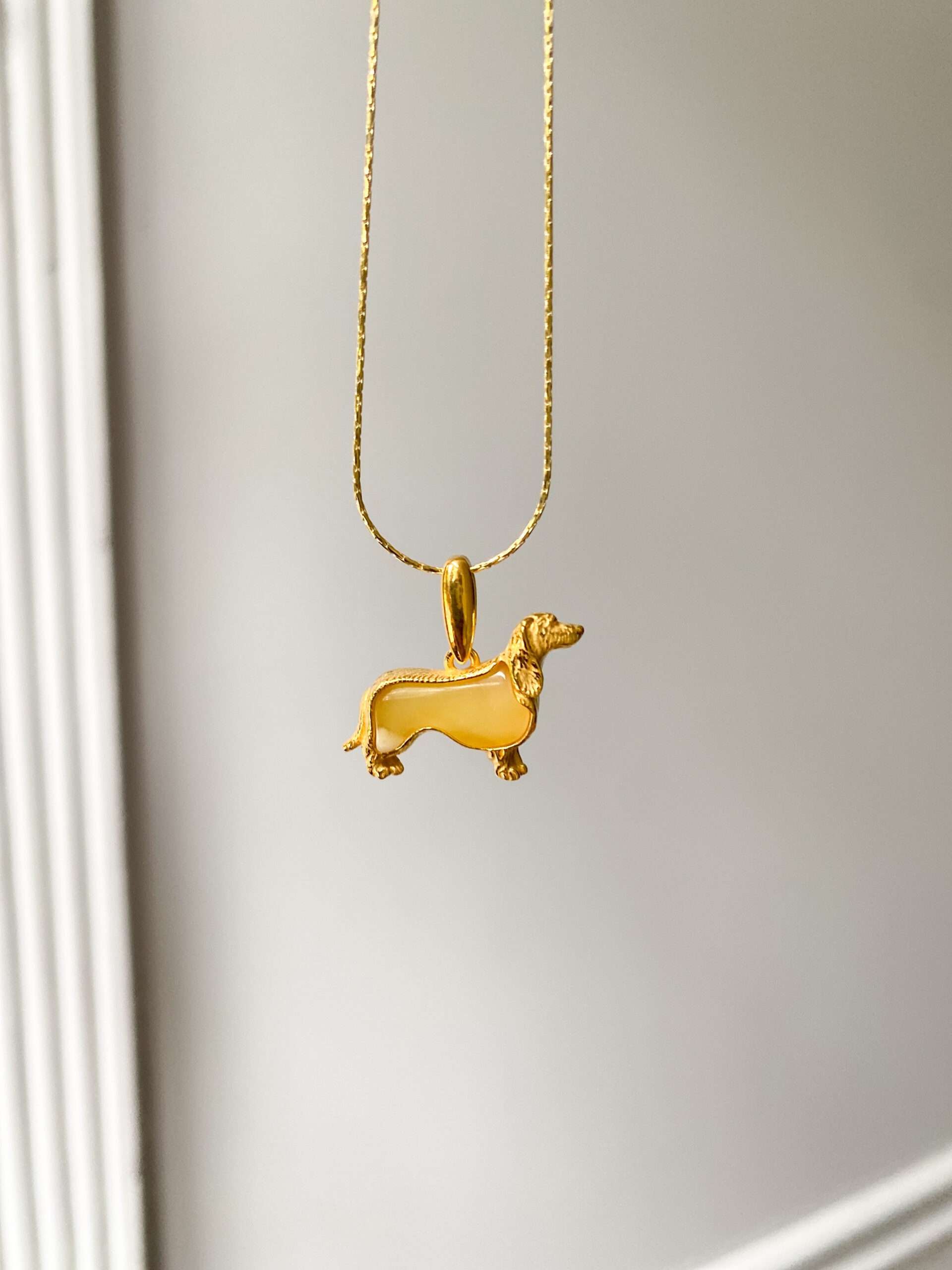 Wisiorek srebrny pozłacany Piesek z bursztynem Jamnik 1 Wisiorek srebrny pozłacany Piesek z bursztynem