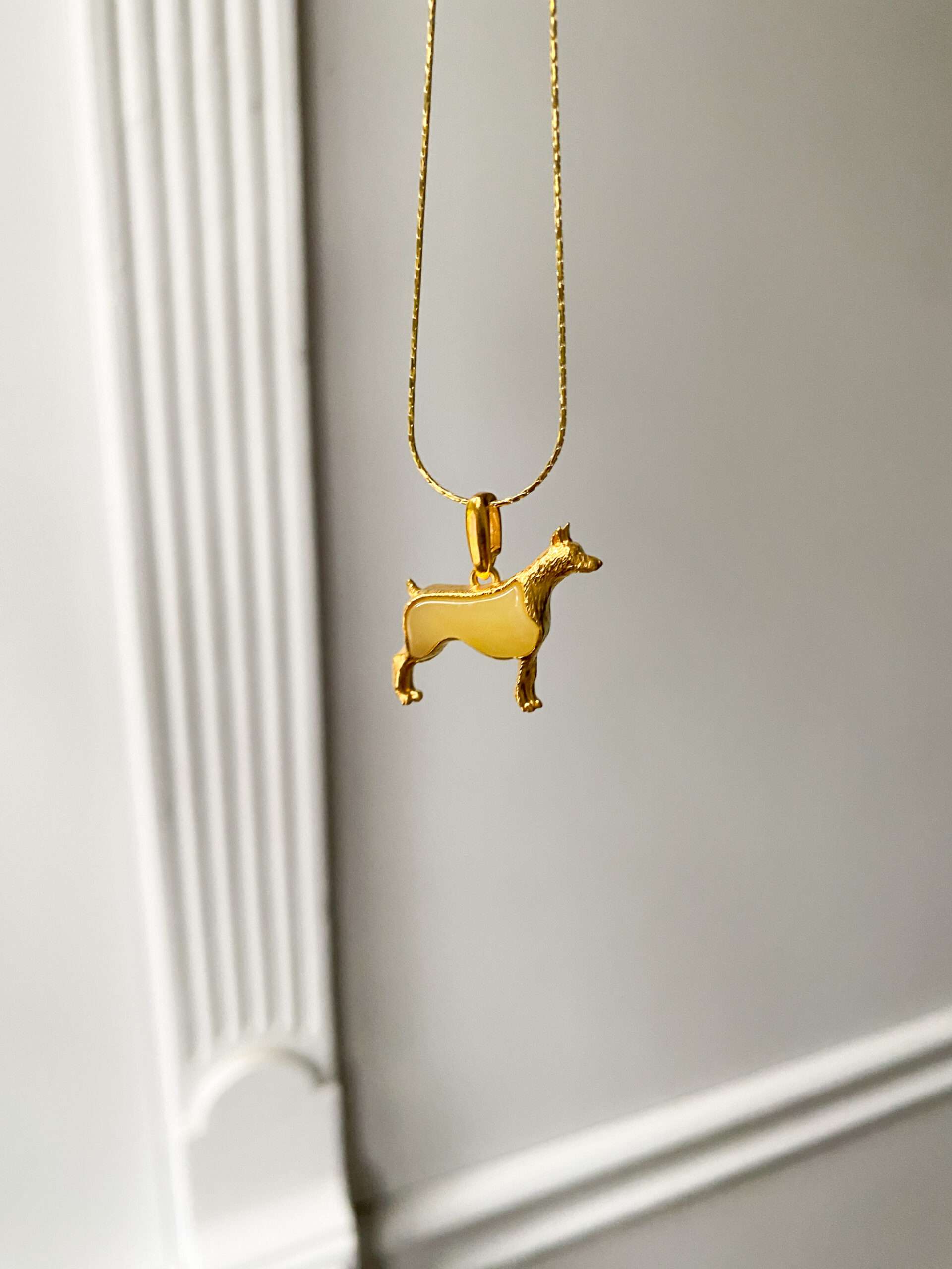 Wisiorek srebrny pozłacany piesek z bursztynem 5 Wisiorek srebrny pozłacany piesek z bursztynem - obrazek 3