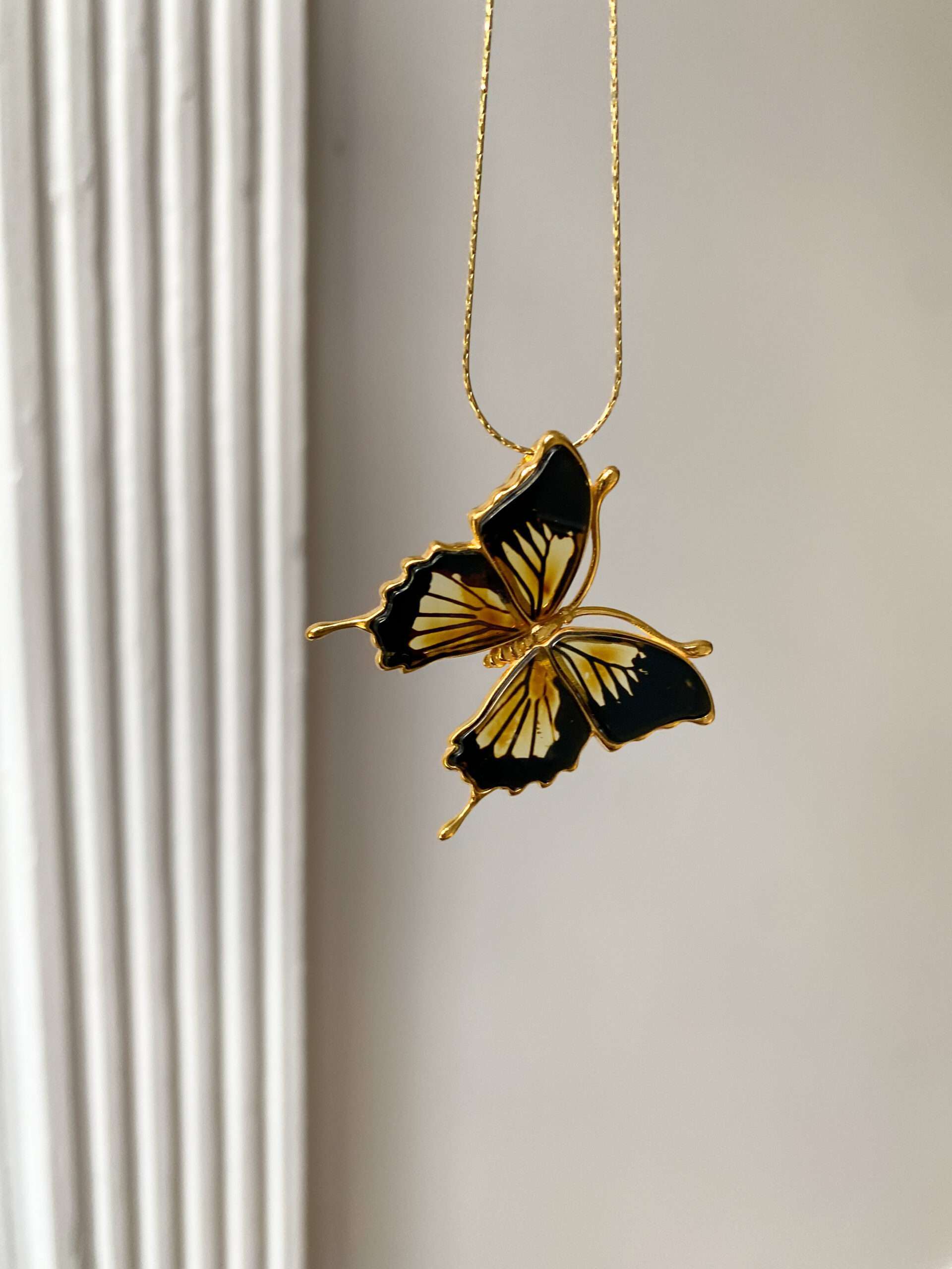 Wisiorek srebrny pozłacany motyl z bursztynem