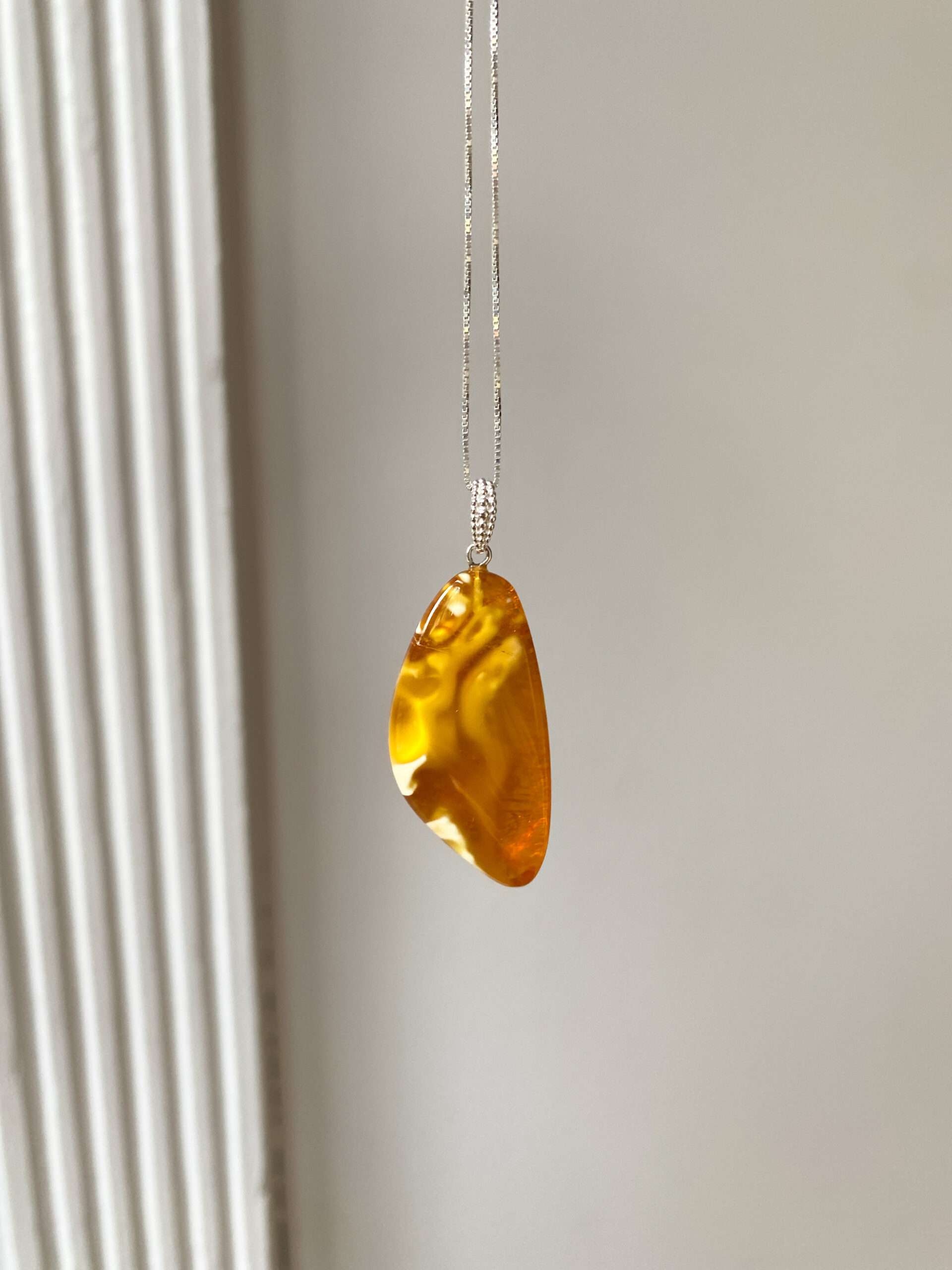 Wisiorek srebrny z bursztynem miodowo-białym