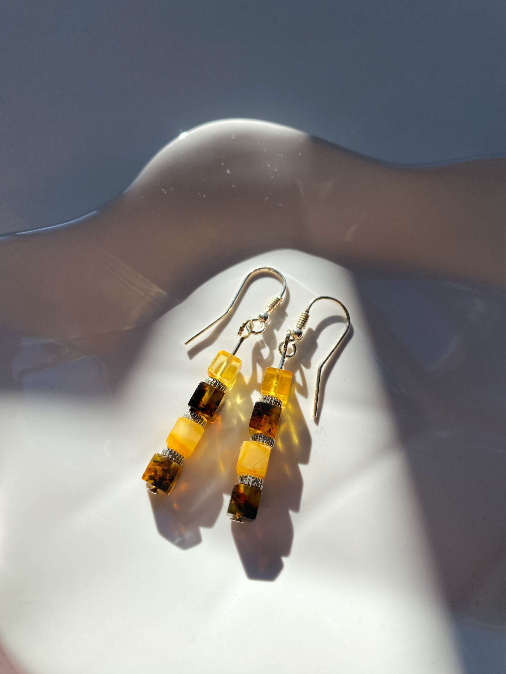 Wisiorek srebrny z bursztynem mlecznym Jeżyk