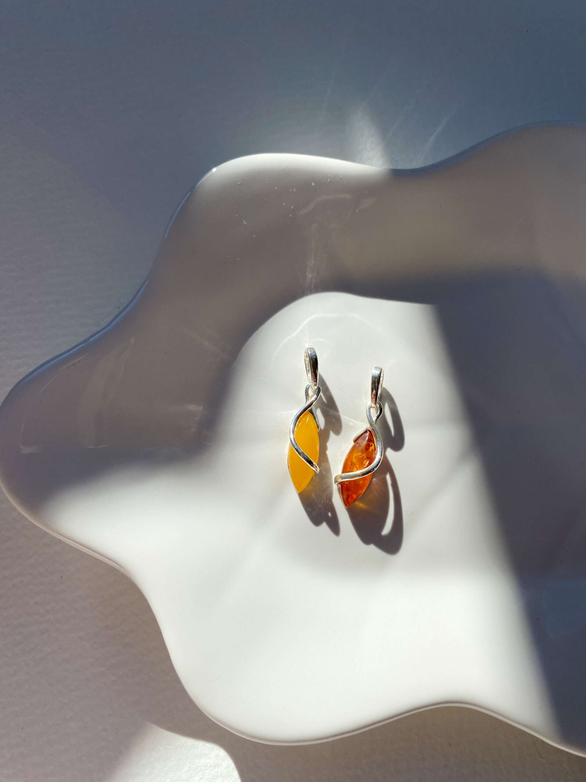 Wisiorek srebrny z bursztynem zielonym Żabka