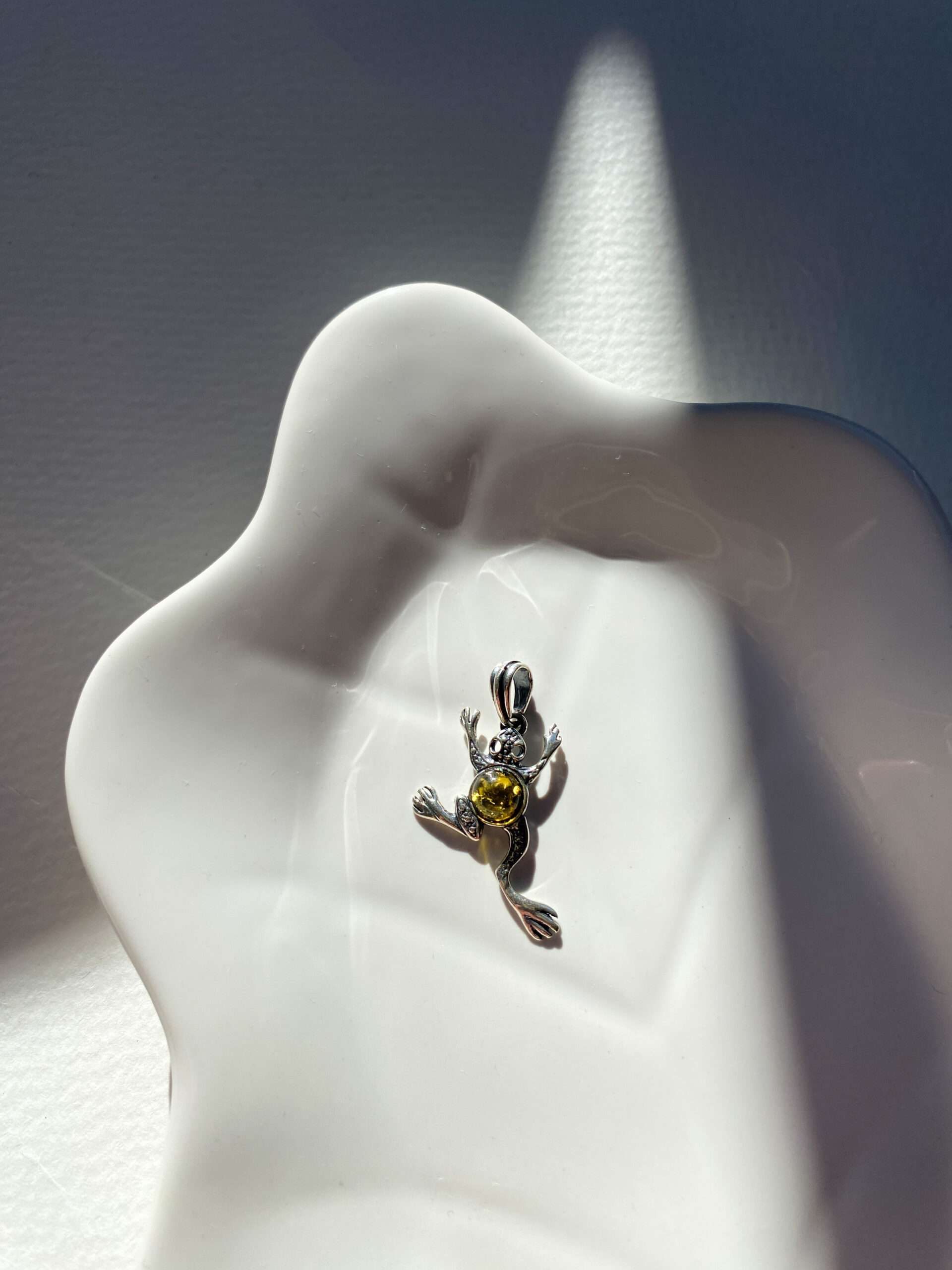 Wisiorek srebrny z bursztynem zielonym Żabka