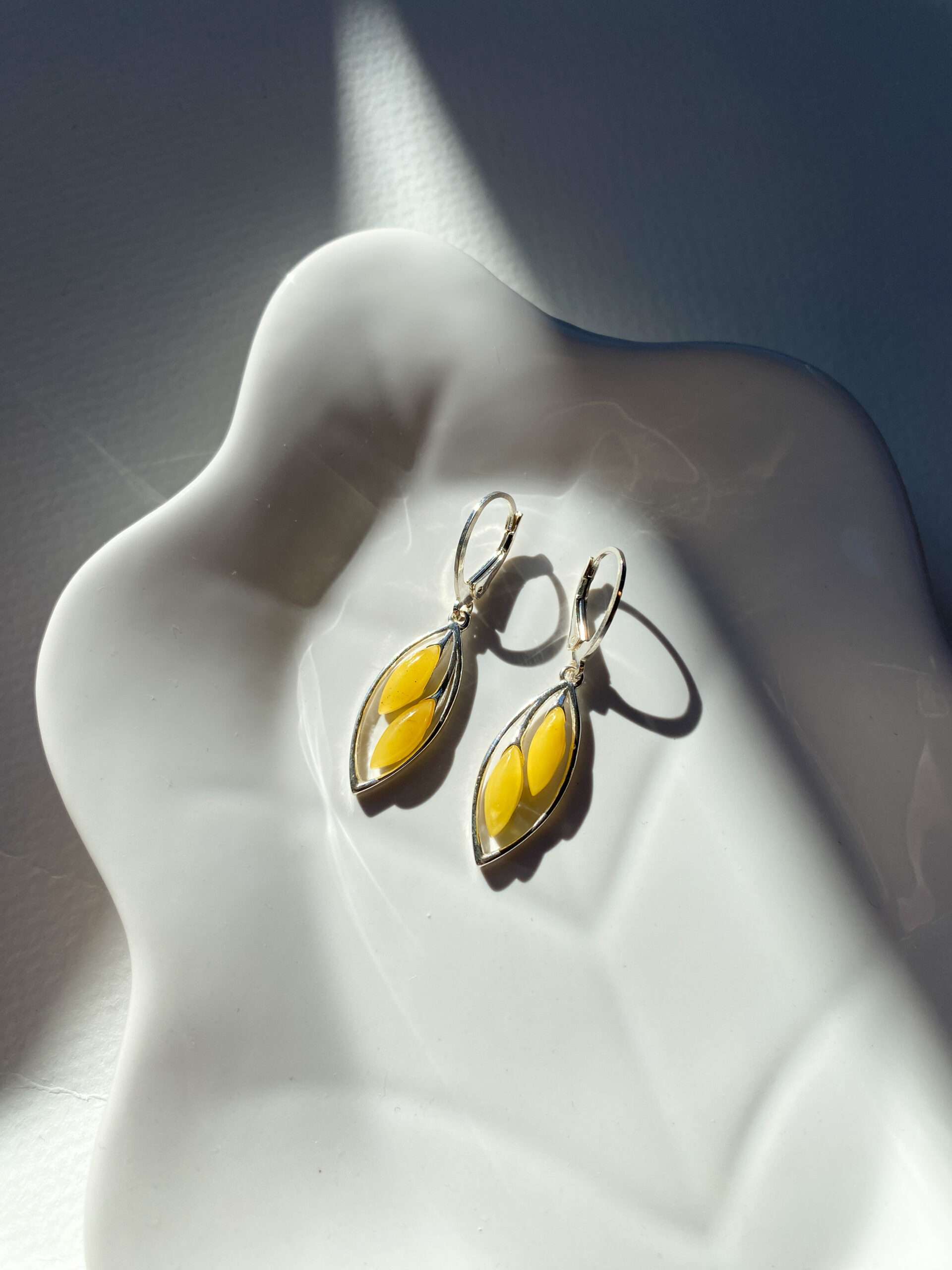 Wisiorek srebrny z bursztynem