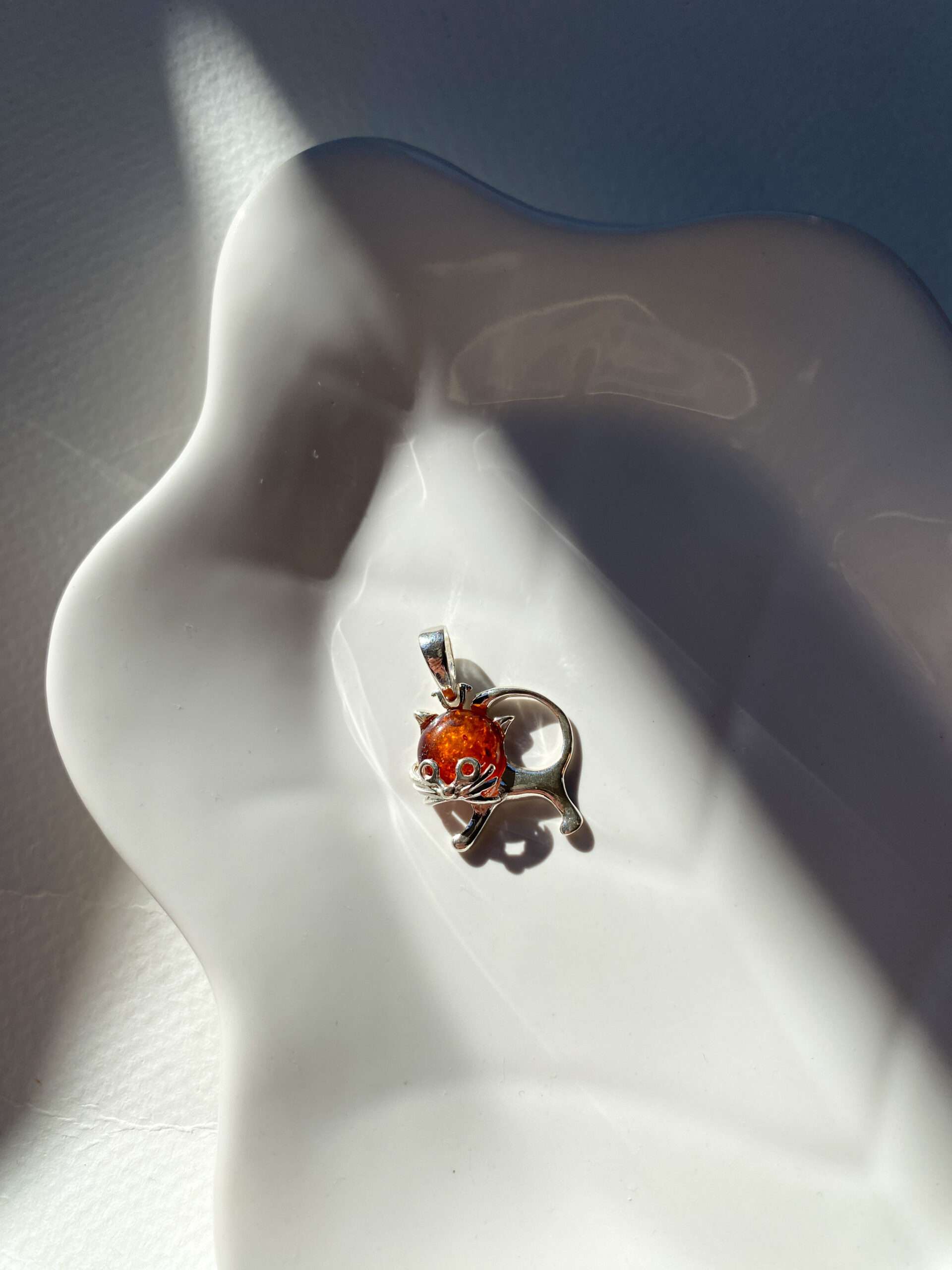 Wisiorek srebrny z bursztynem Łabędź