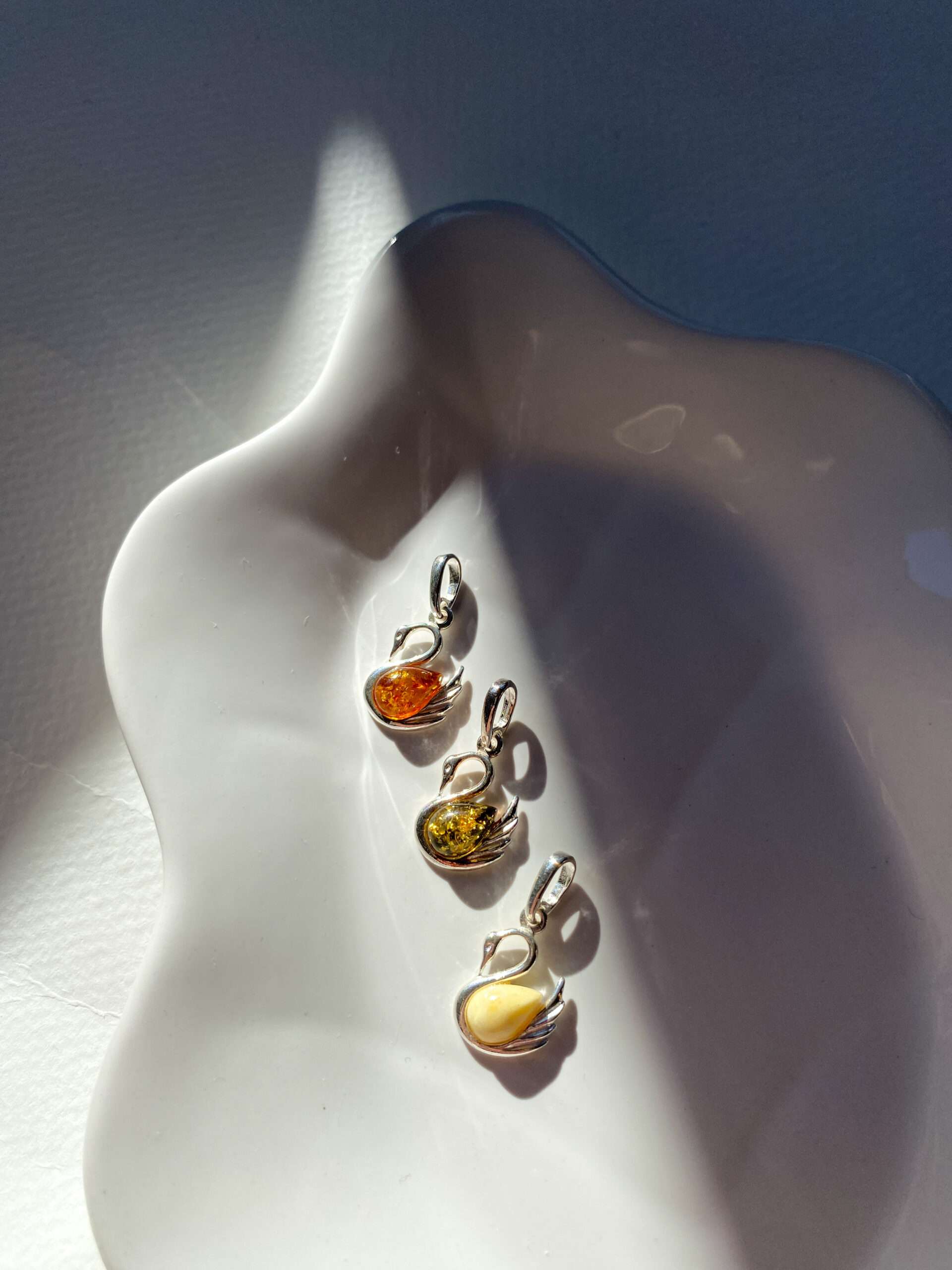 Wisiorek srebrny z bursztynem Łabędź