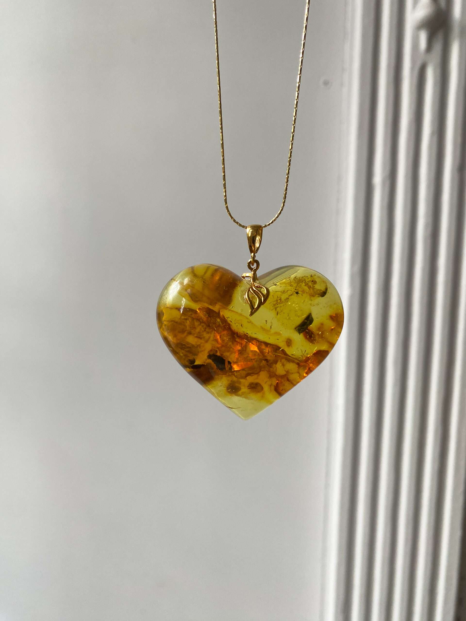 Wisiorek serce z bursztynu unikatowe