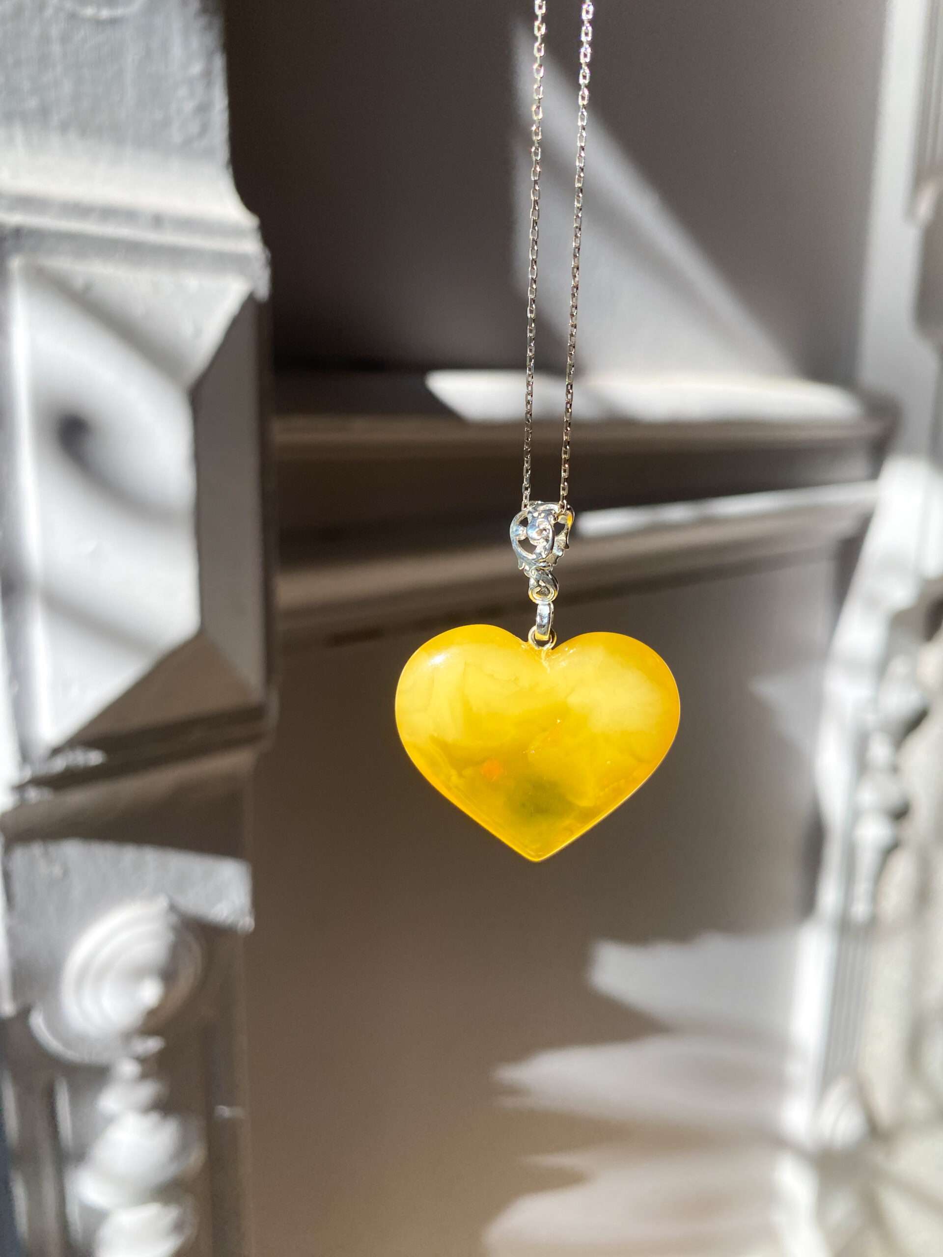 Wisiorek serce z bursztynu unikatowe