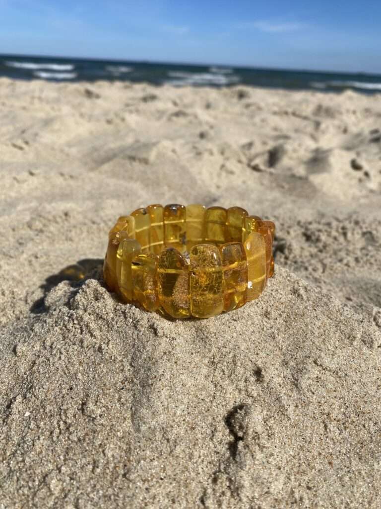 Bransoletka na sznurku z bursztynem