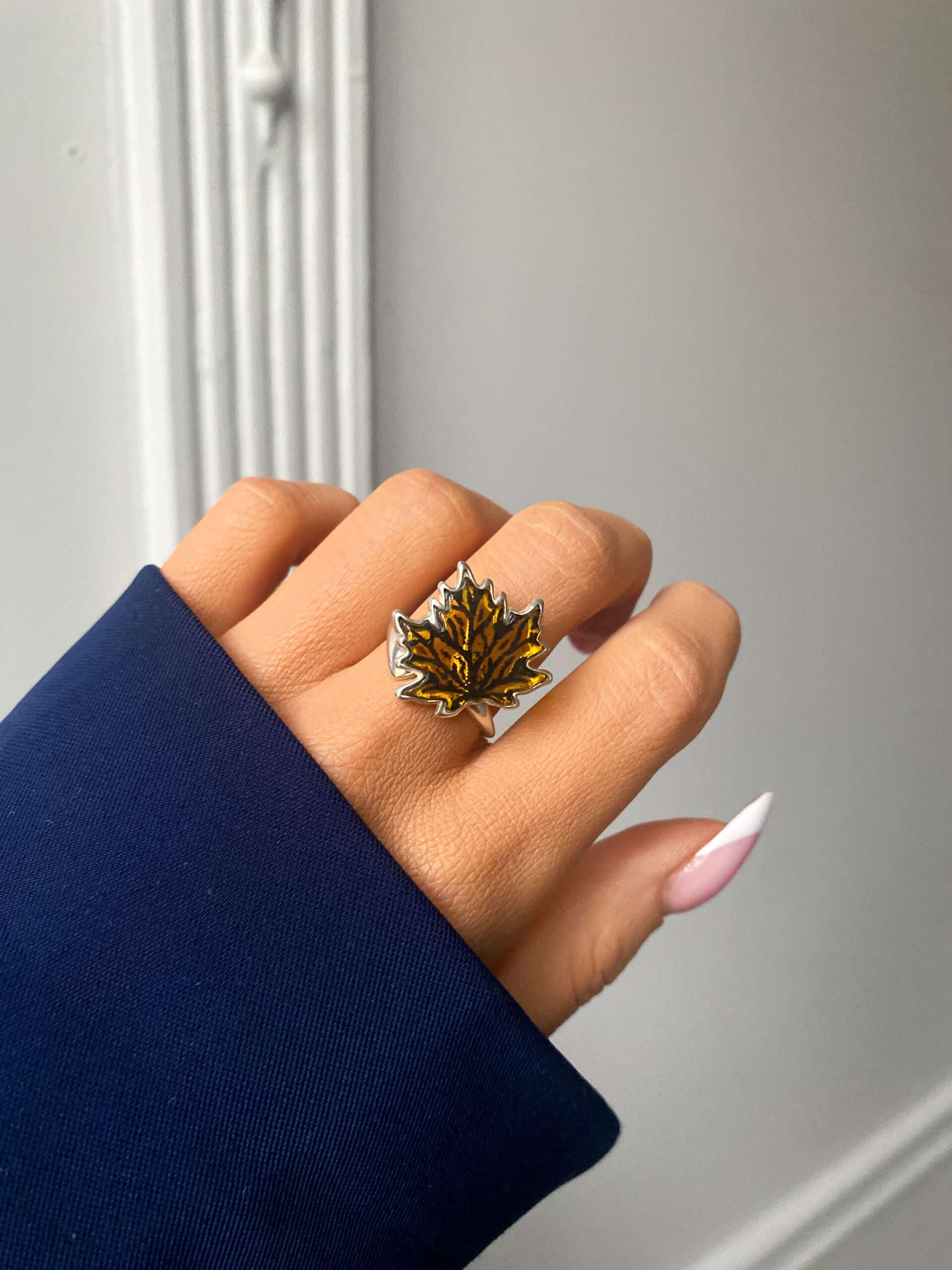 Pierścionek srebrny Liść Klonu z bursztynem