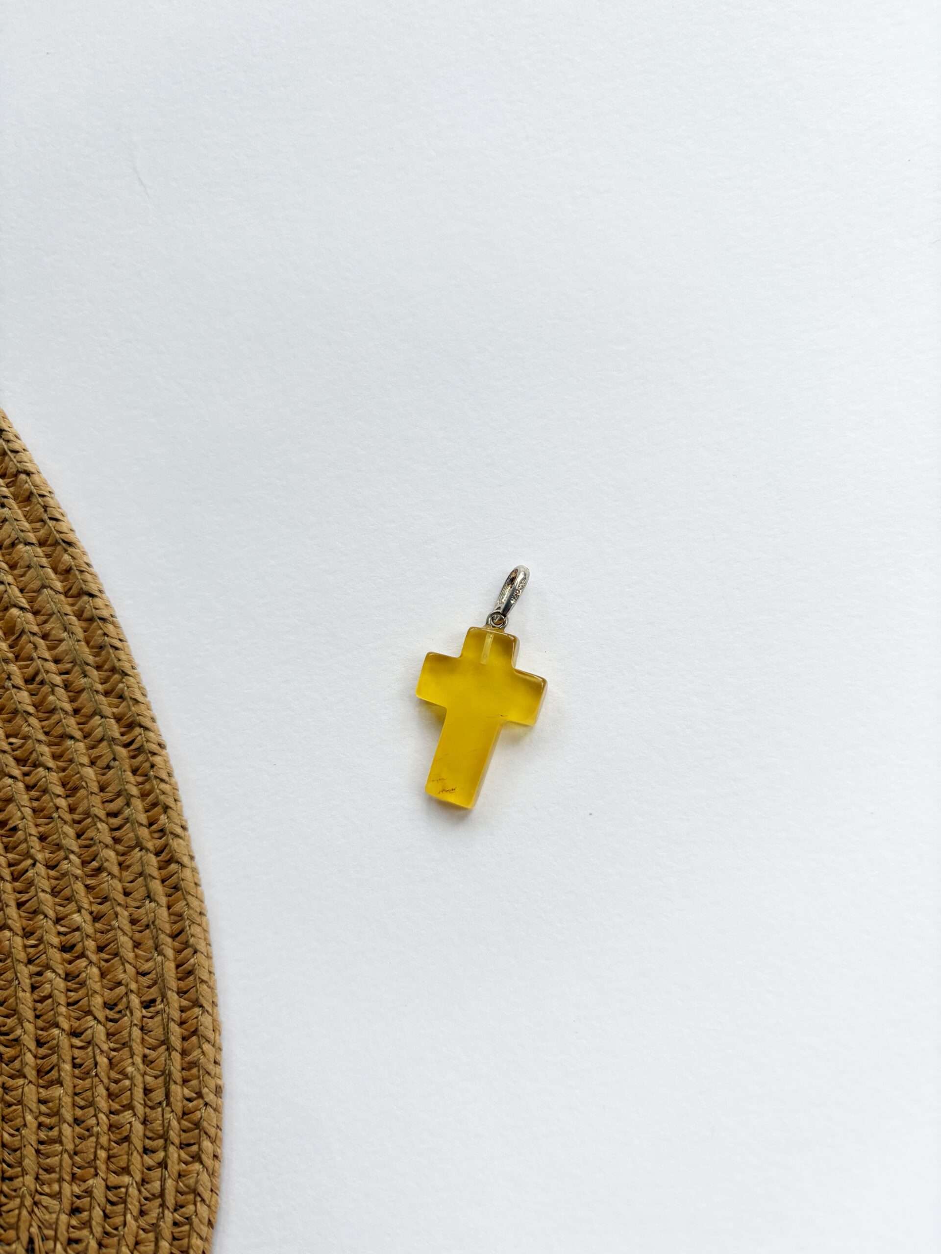 Wisiorek srebrny krzyż z bursztynu