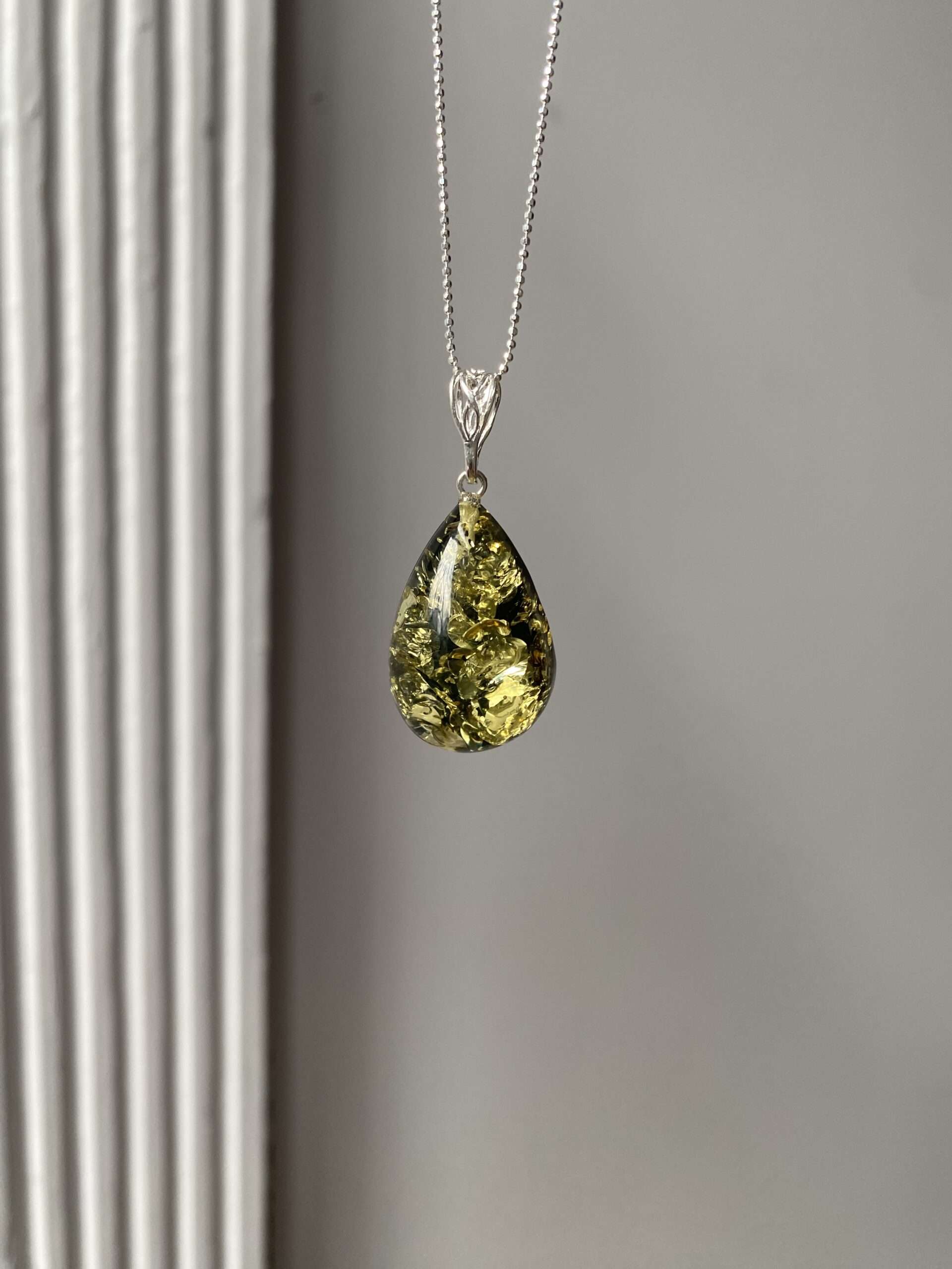 Naszyjnik srebrny z bursztynem koniakowym Łezka