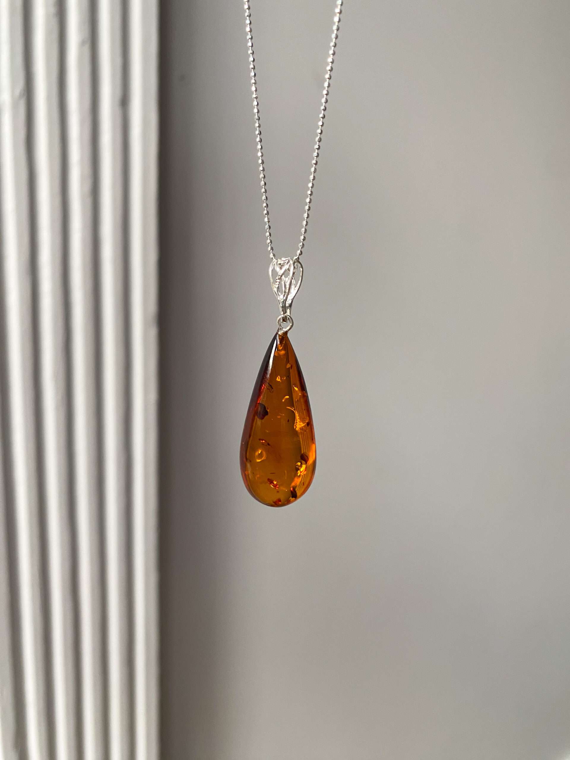 Naszyjnik srebrny z bursztynem koniakowym Łezka