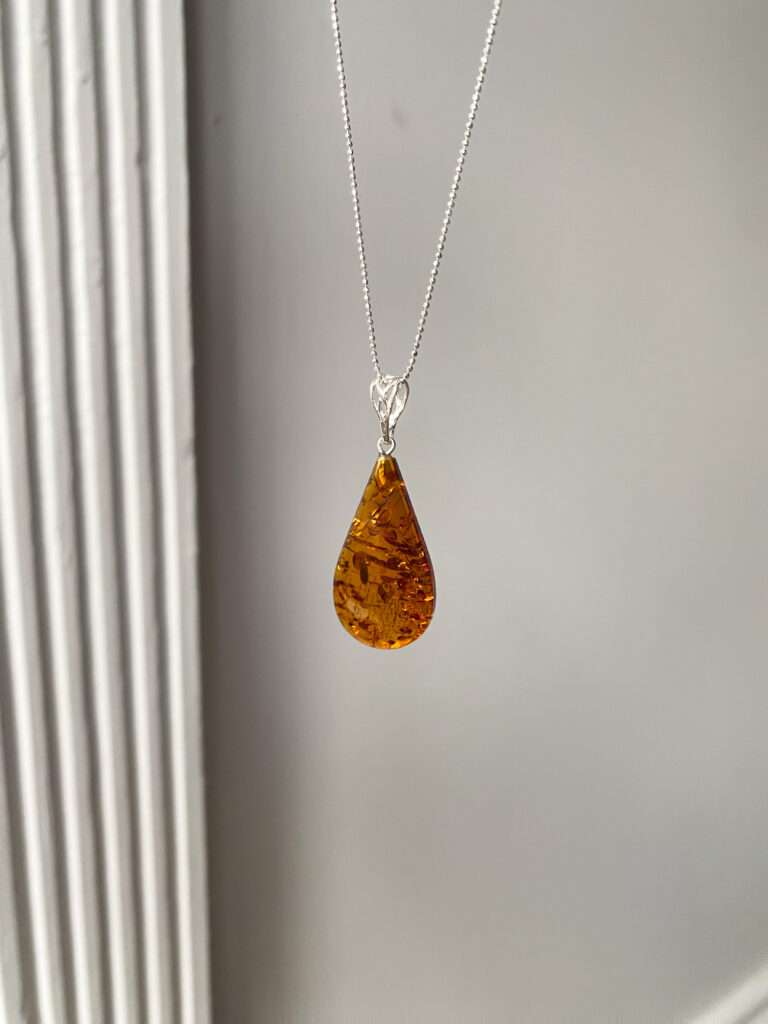 Bransoletka na sznurku z bursztynem