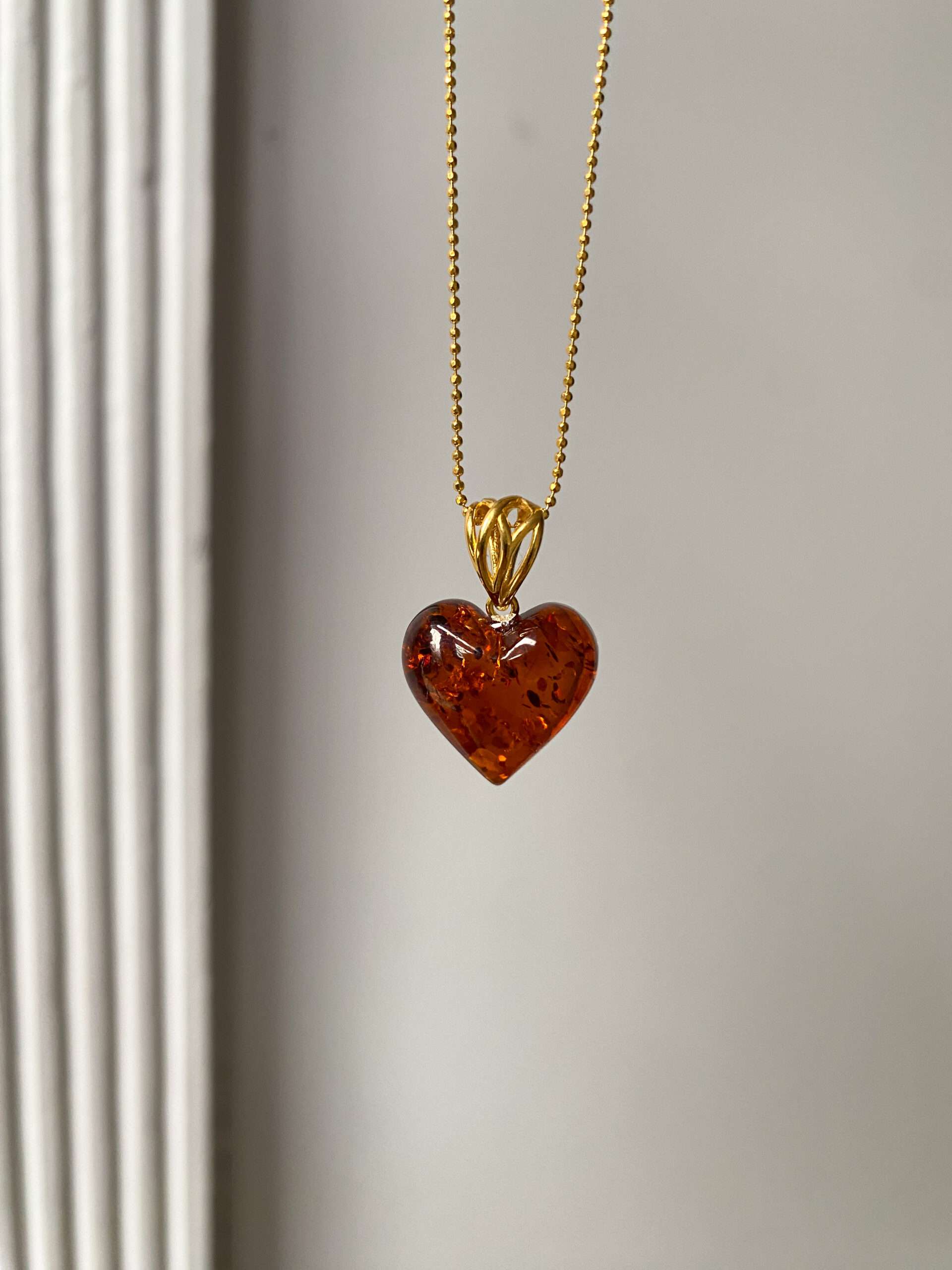 Naszyjnik srebrny pozłacany krzyż z bursztynu naturalnego