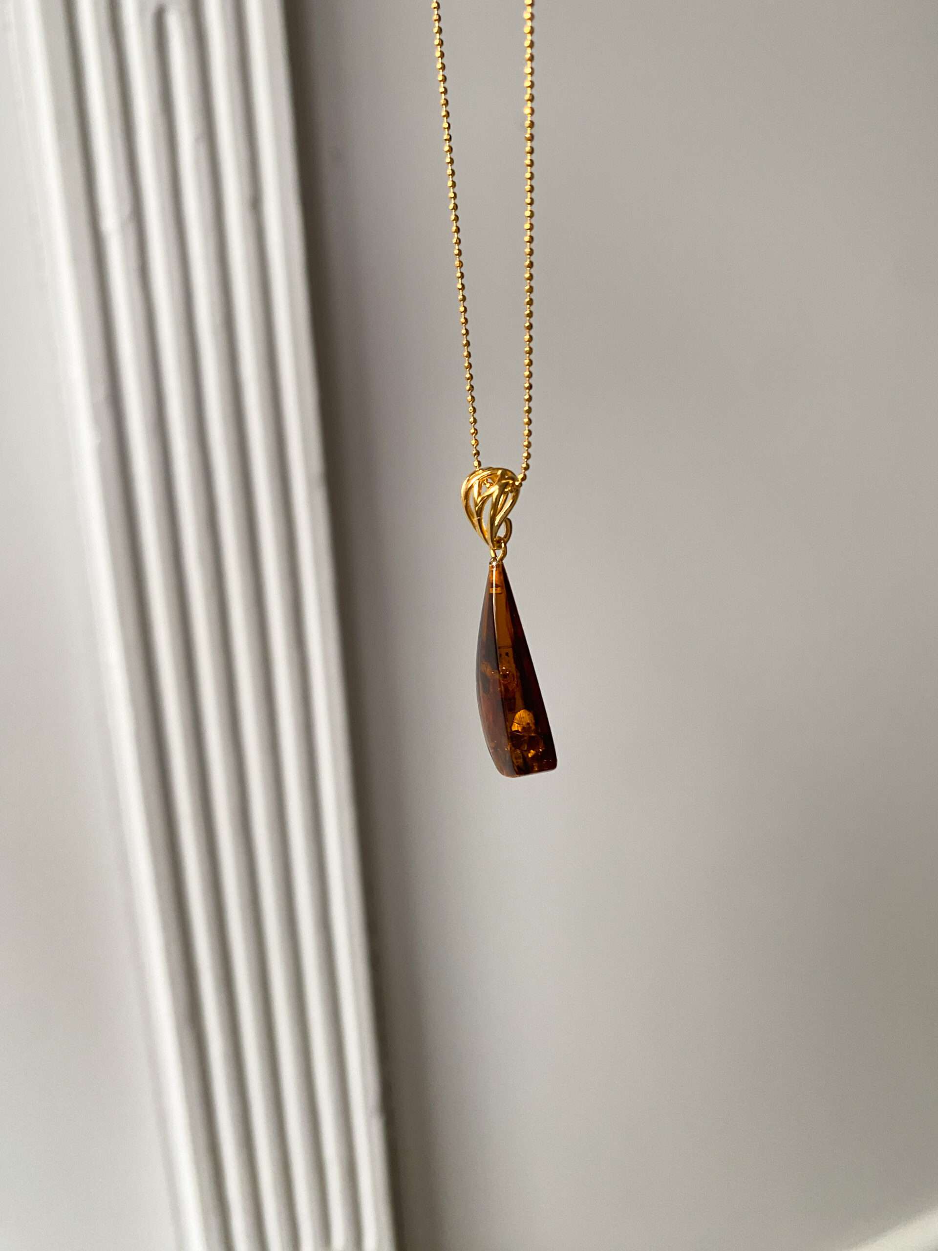 Naszyjnik srebrny pozłacany z bursztynem koniakowym 5 Naszyjnik srebrny pozłacany z bursztynem koniakowym - obrazek 3