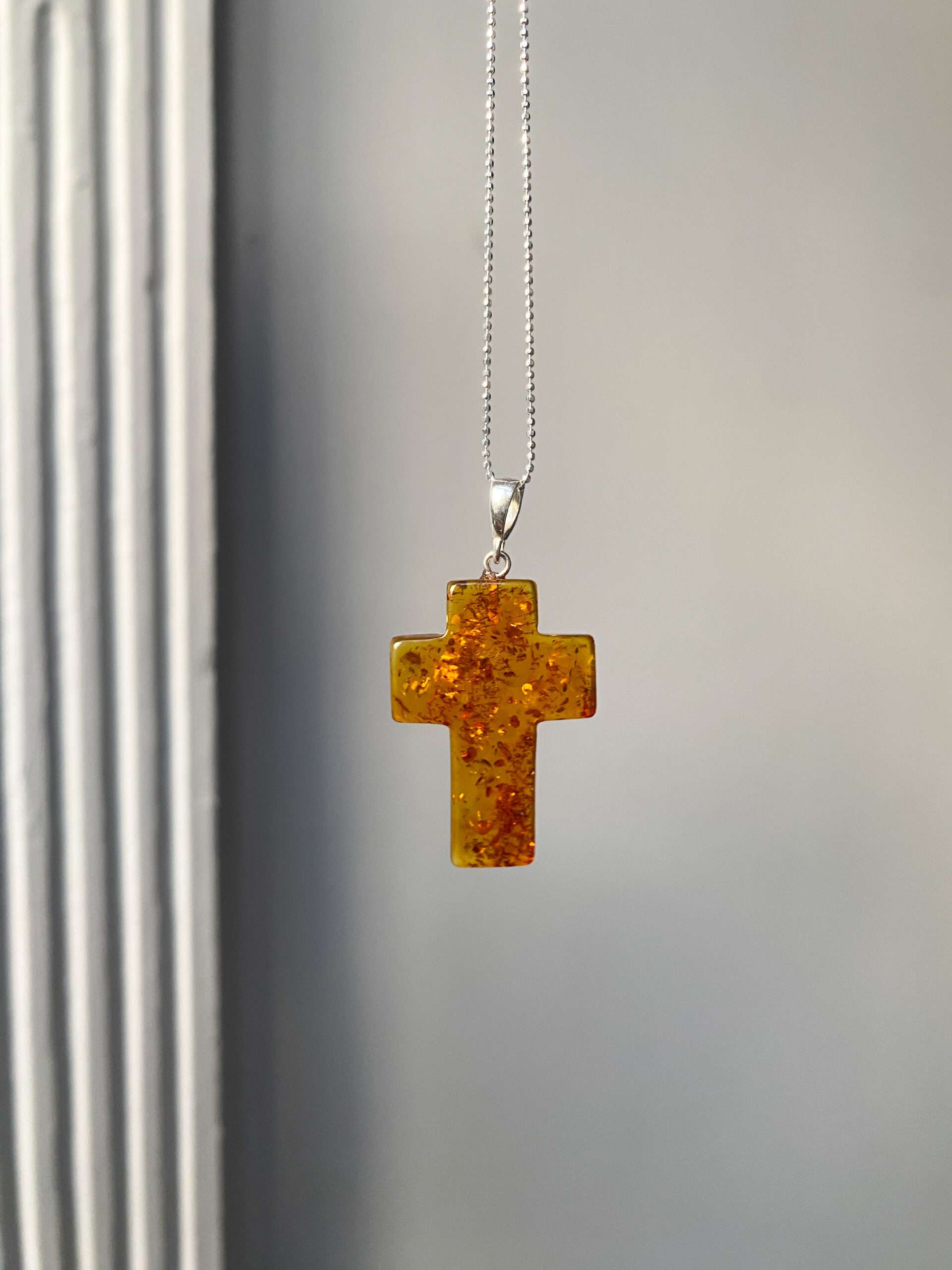 Naszyjnik srebrny krzyżyk z bursztynu