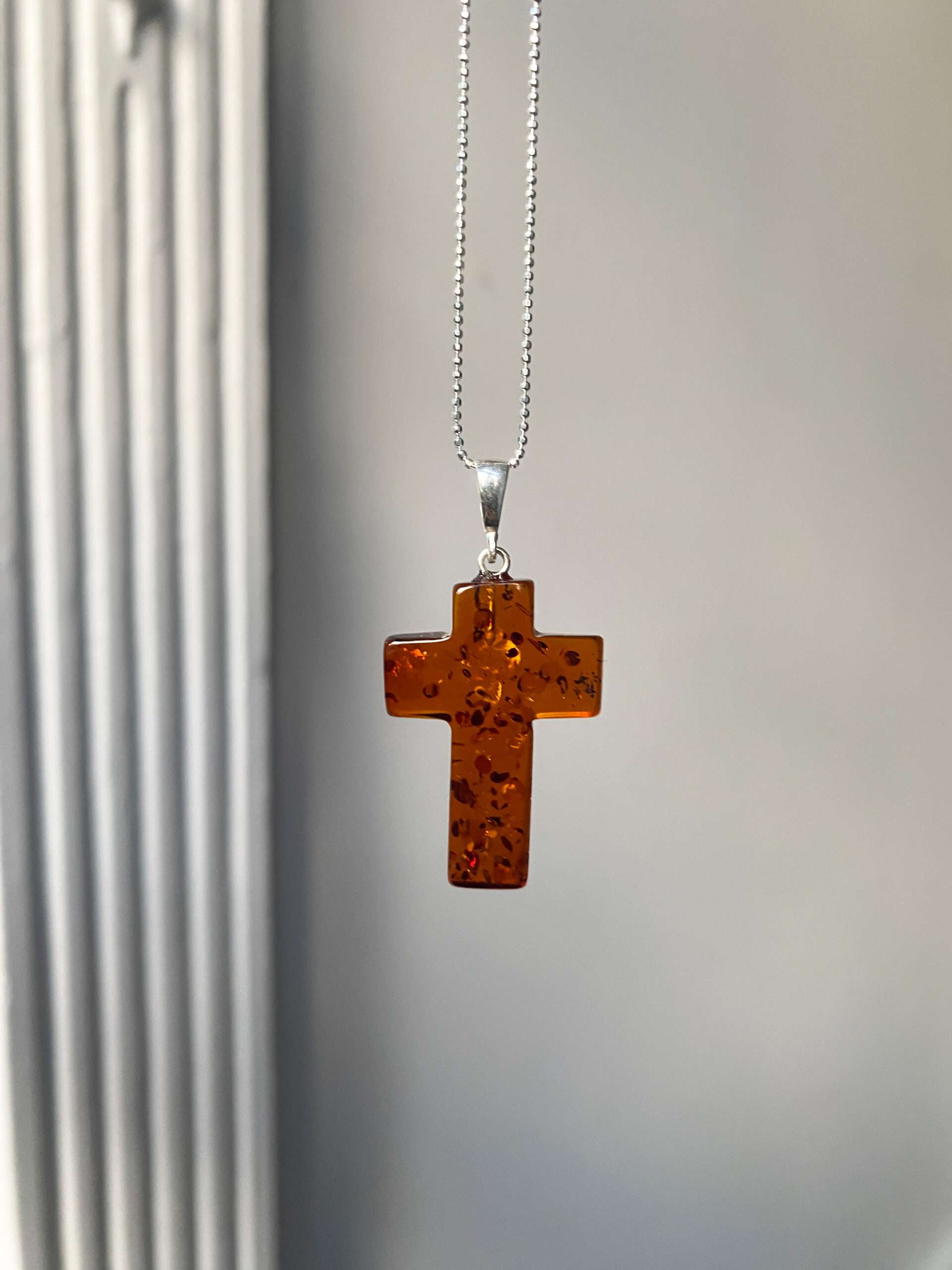 Naszyjnik srebrny krzyżyk z bursztynu