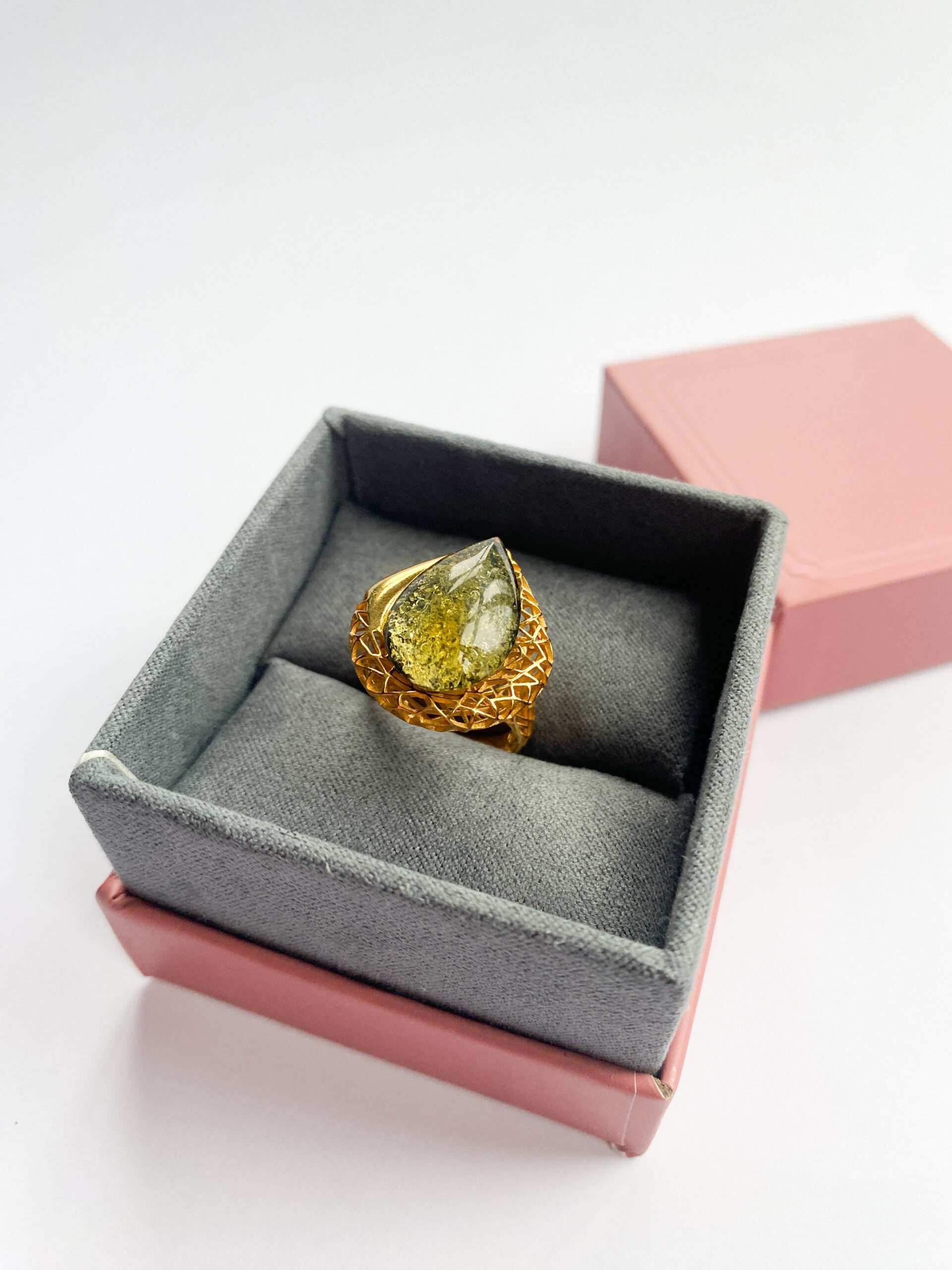 Pierścionek srebrny pozłacany z bursztynem Art Deco