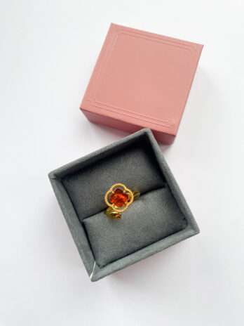 Pierścionek srebrny pozłacany Koniczyna z bursztynem