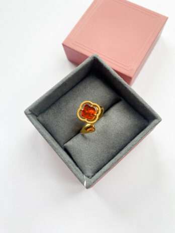 Pierścionek srebrny pozłacany Koniczyna z bursztynem