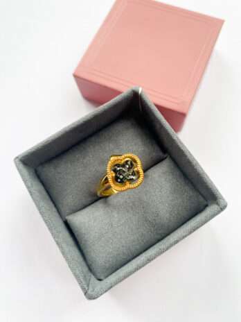 Pierścionek srebrny pozłacany Koniczyna z bursztynem