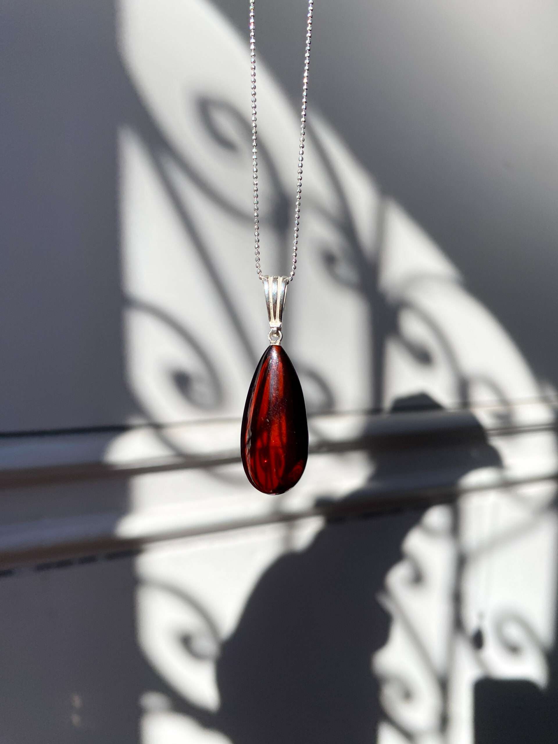 Wisiorek srebrny Łezka z bursztynu wiśniowego