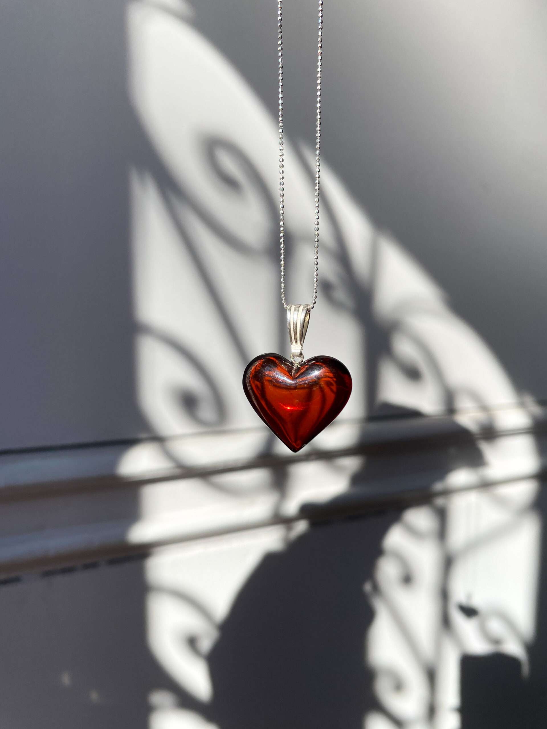 Wisiorek srebrny Serce z bursztynu wiśniowego